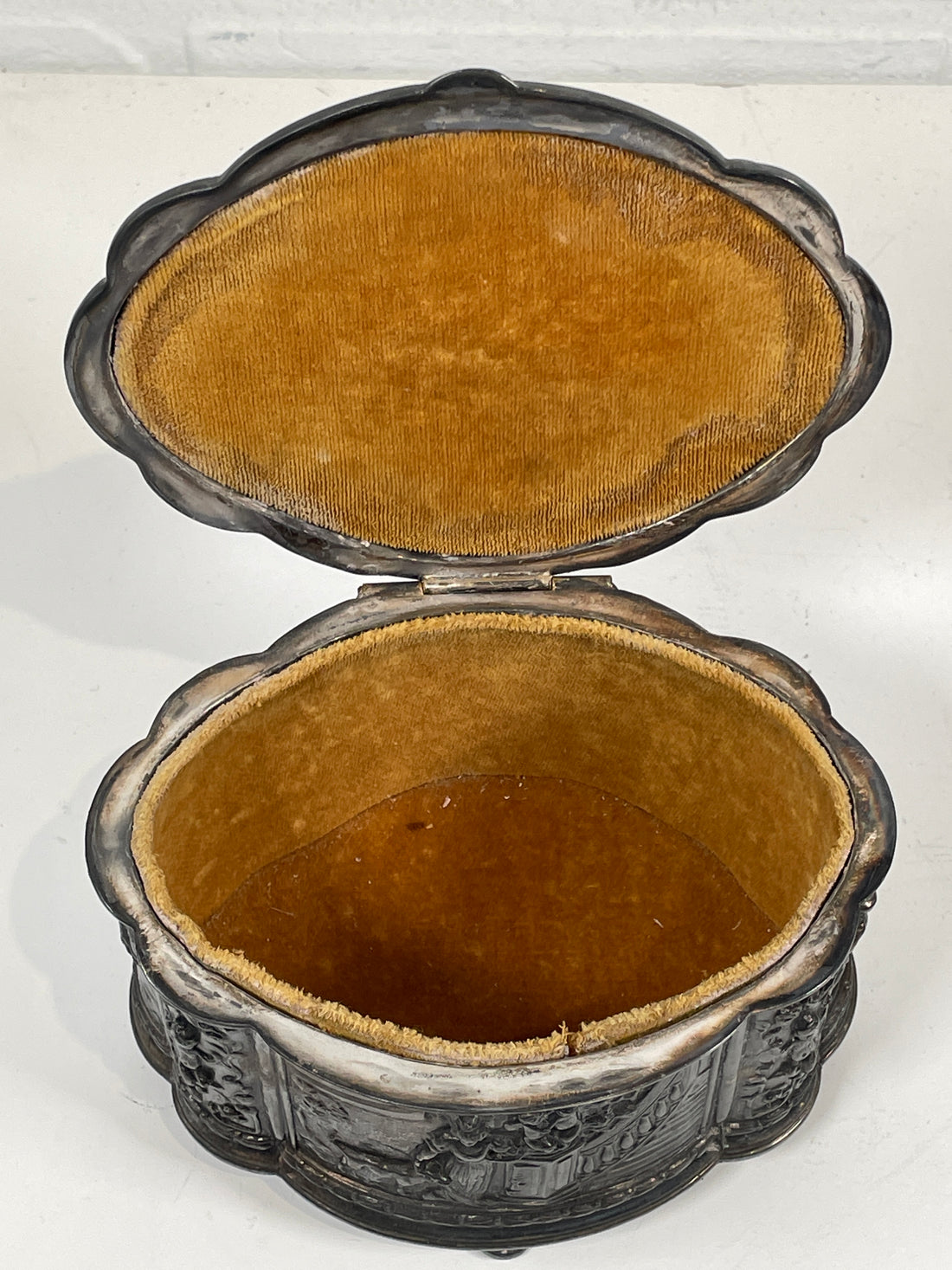 Coffret à bijoux vintage en métal argenté – Motif de cour rococo – Doublure en velours