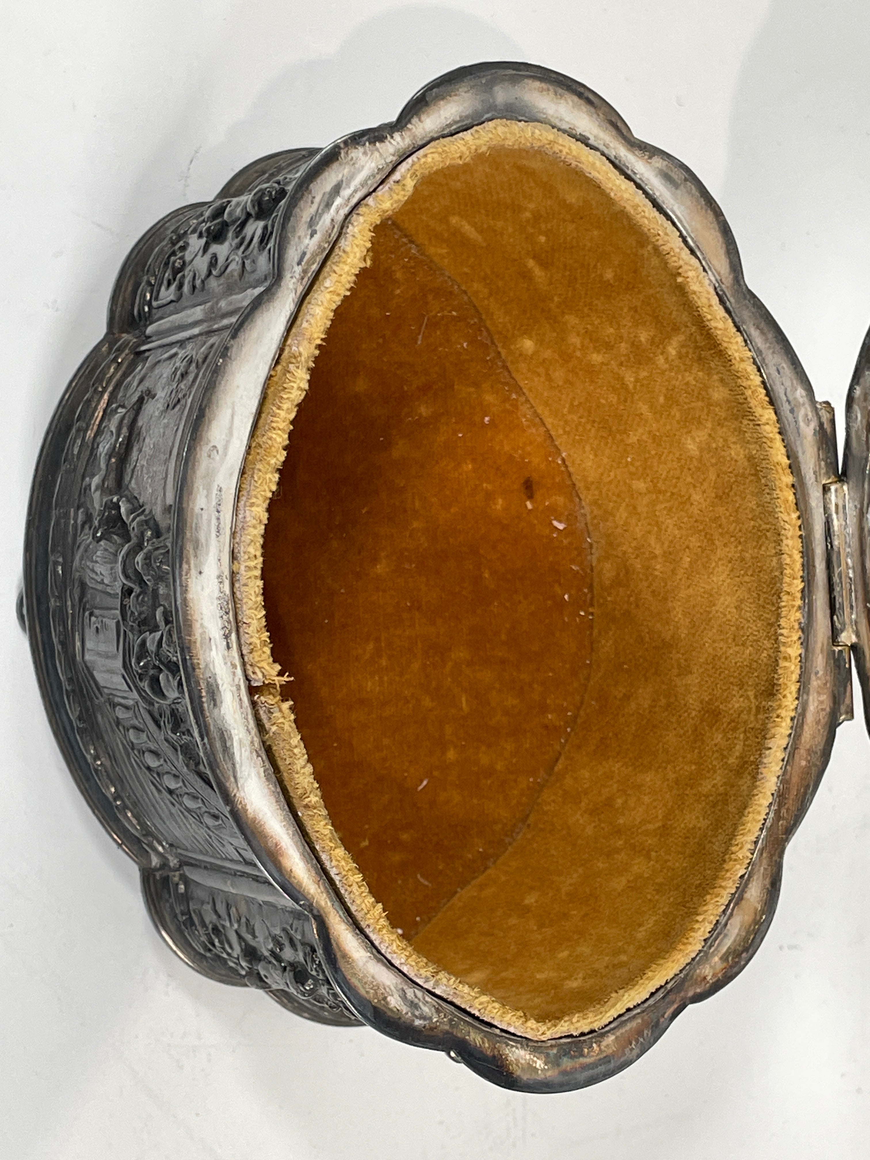 Coffret à bijoux vintage en métal argenté – Motif de cour rococo – Doublure en velours