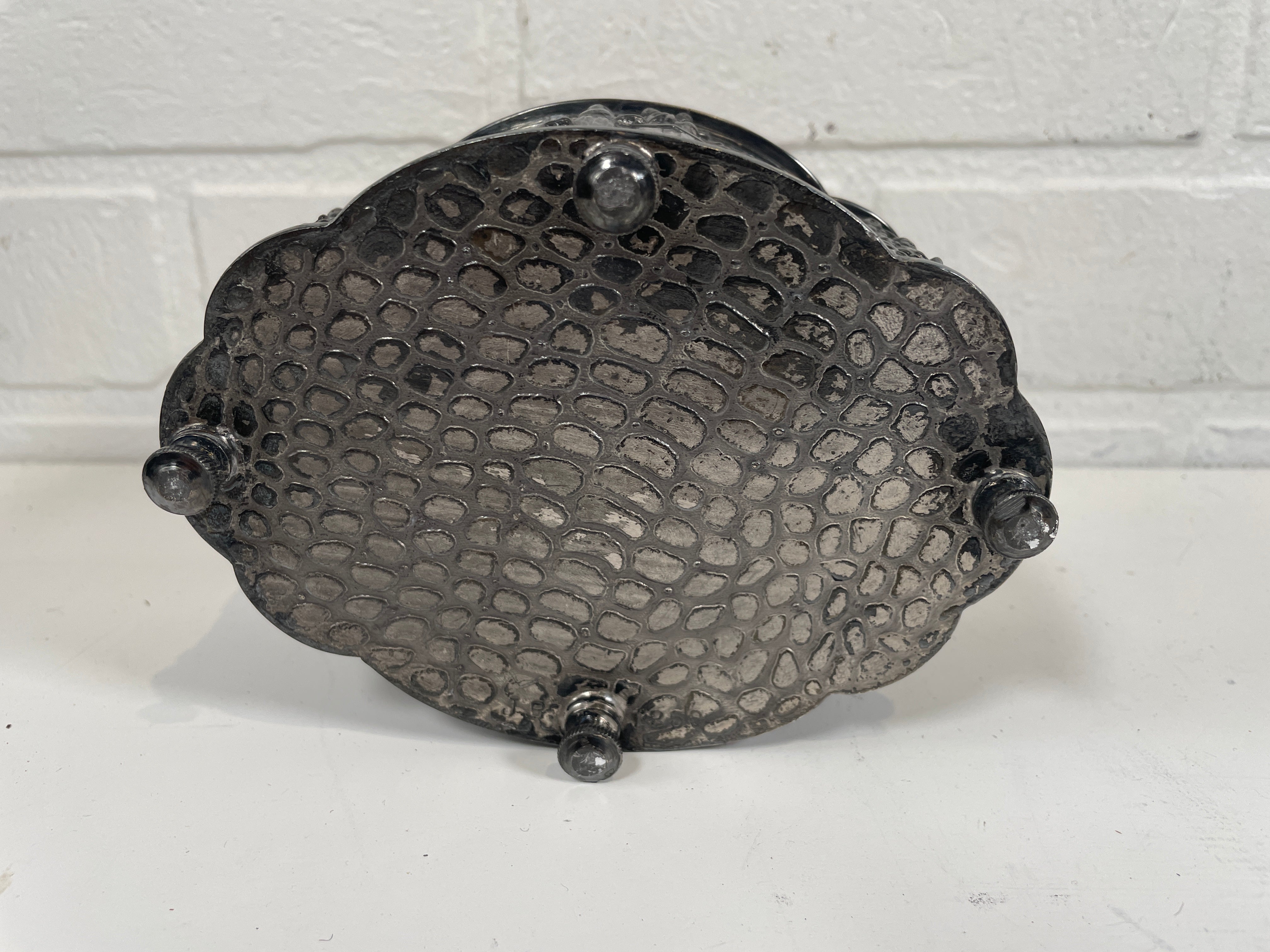 Coffret à bijoux vintage en métal argenté – Motif de cour rococo – Doublure en velours