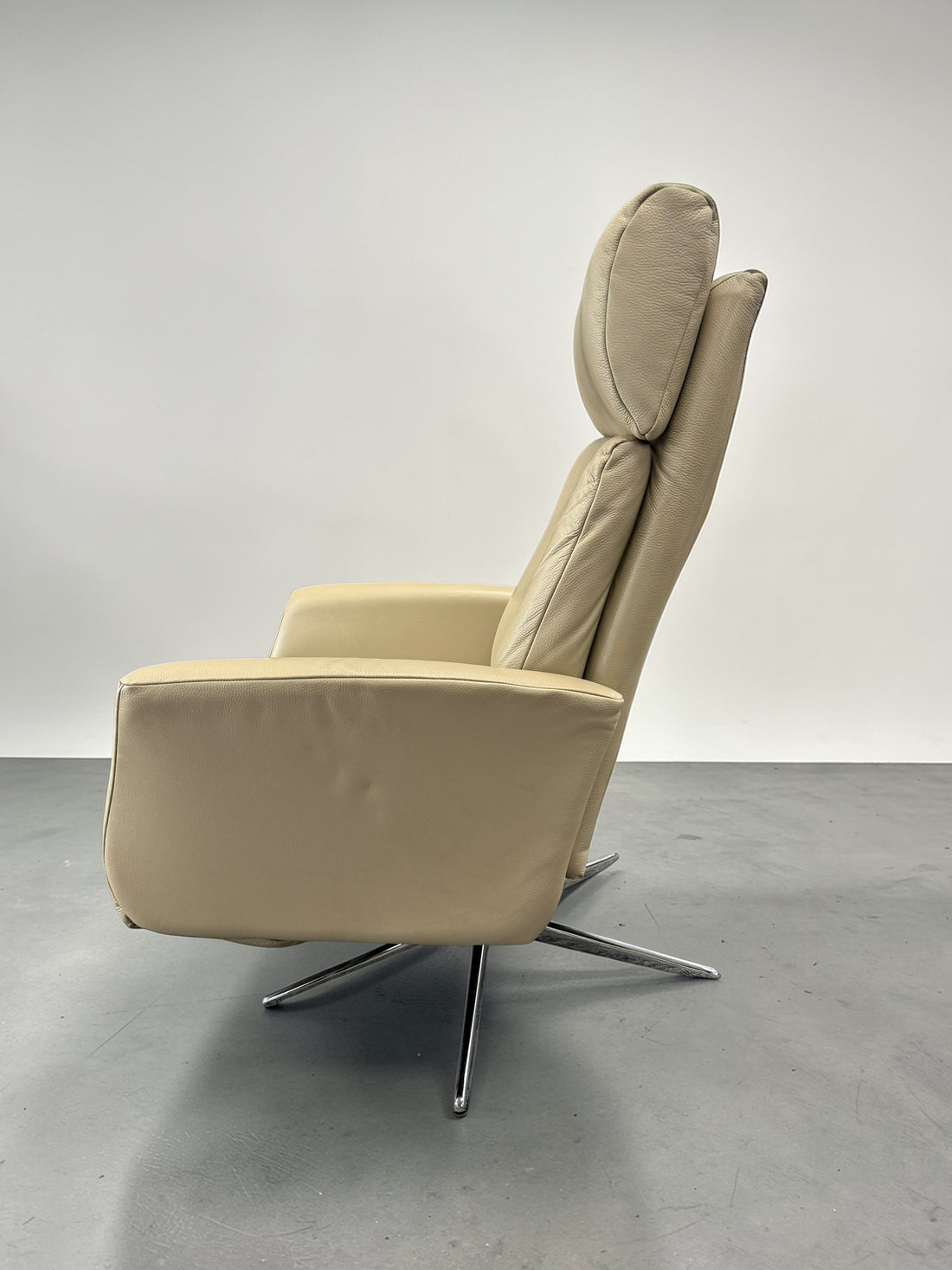 Hjort Knudsen Danish Leather Recliner – Scandinavian Swivel Lounge Chair