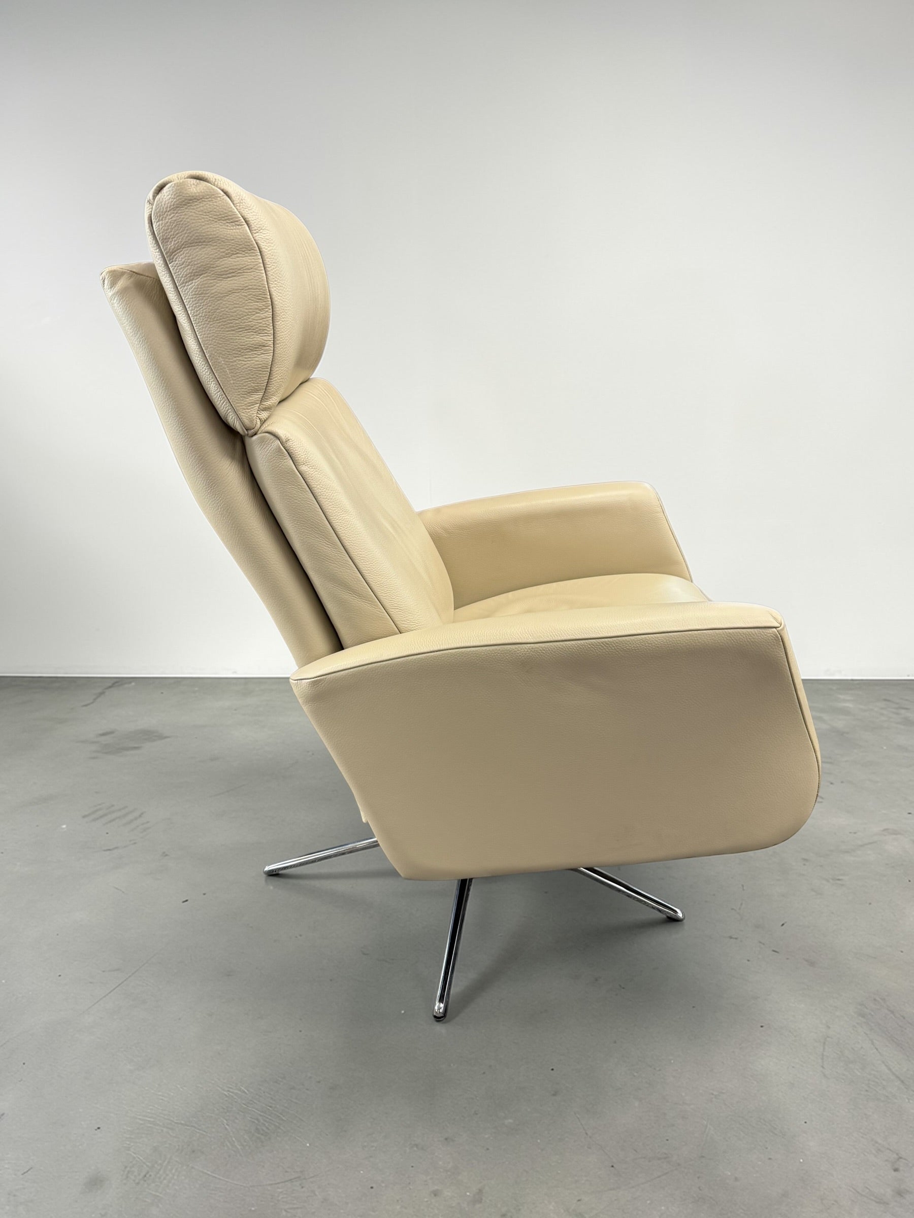 Hjort Knudsen Danish leather recliner swivel lounge chair with Scandinavian design and comfortable reclining seat. Quality vintage seating available for local pickup in Montreal.
