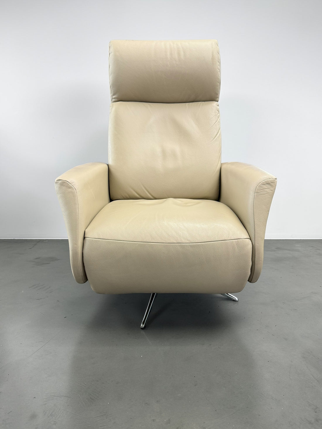 Hjort Knudsen Danish Leather Recliner – Scandinavian Swivel Lounge Chair