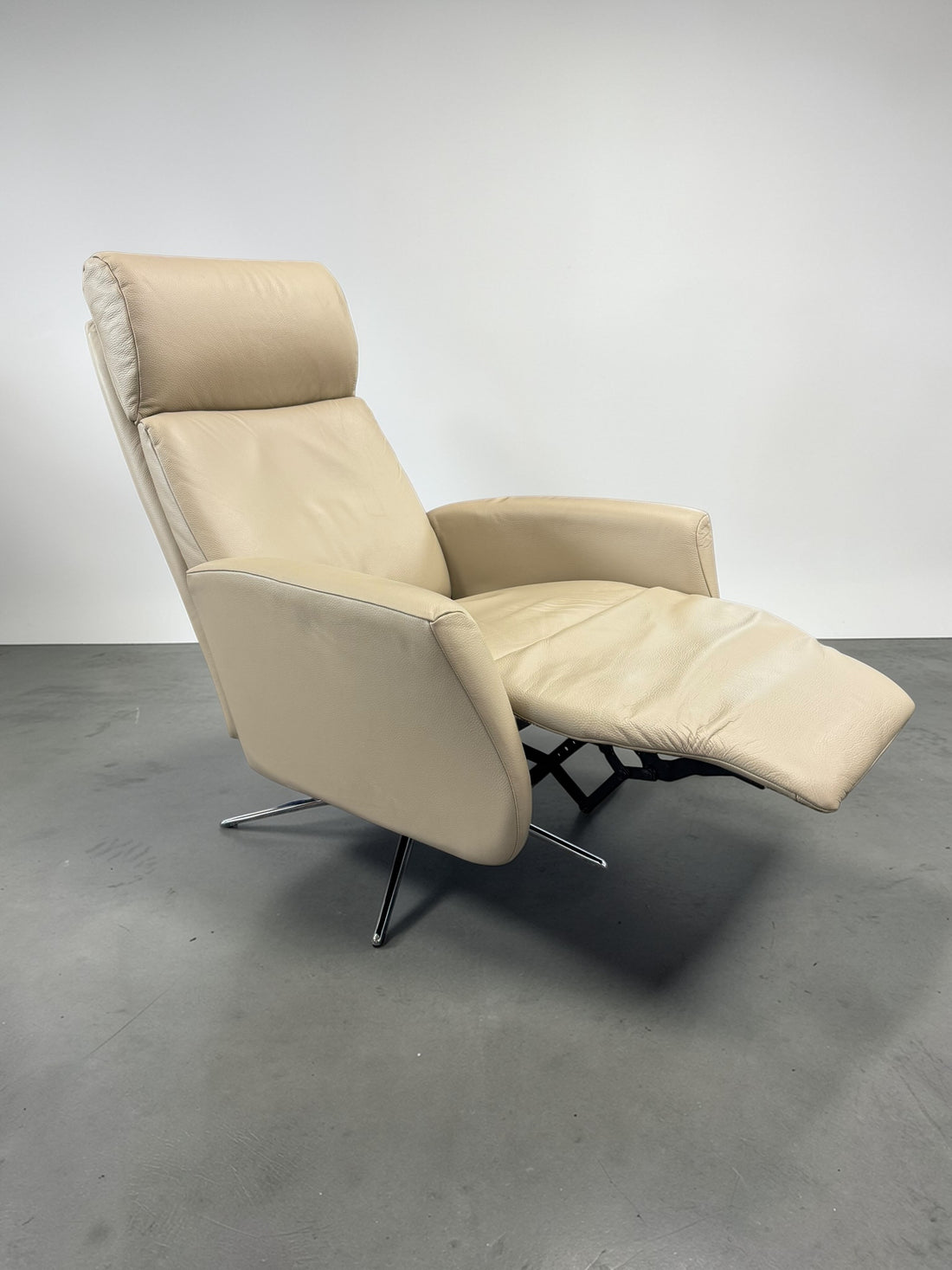 Hjort Knudsen Danish leather recliner swivel lounge chair with Scandinavian design and comfortable reclining seat. Quality vintage seating available for local pickup in Montreal.