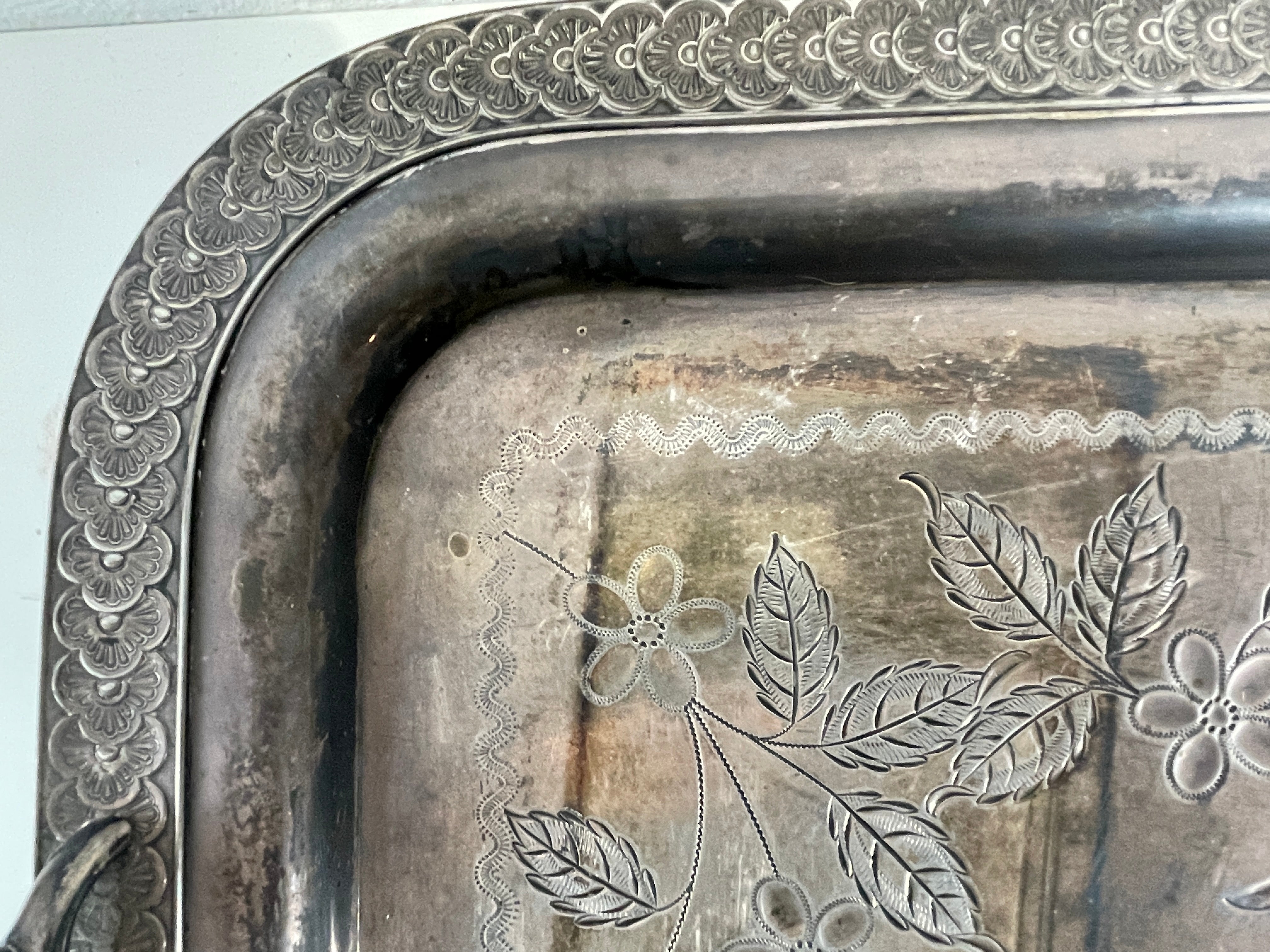 Plateau de service antique en métal argenté de la Meriden B. Company – L39/20