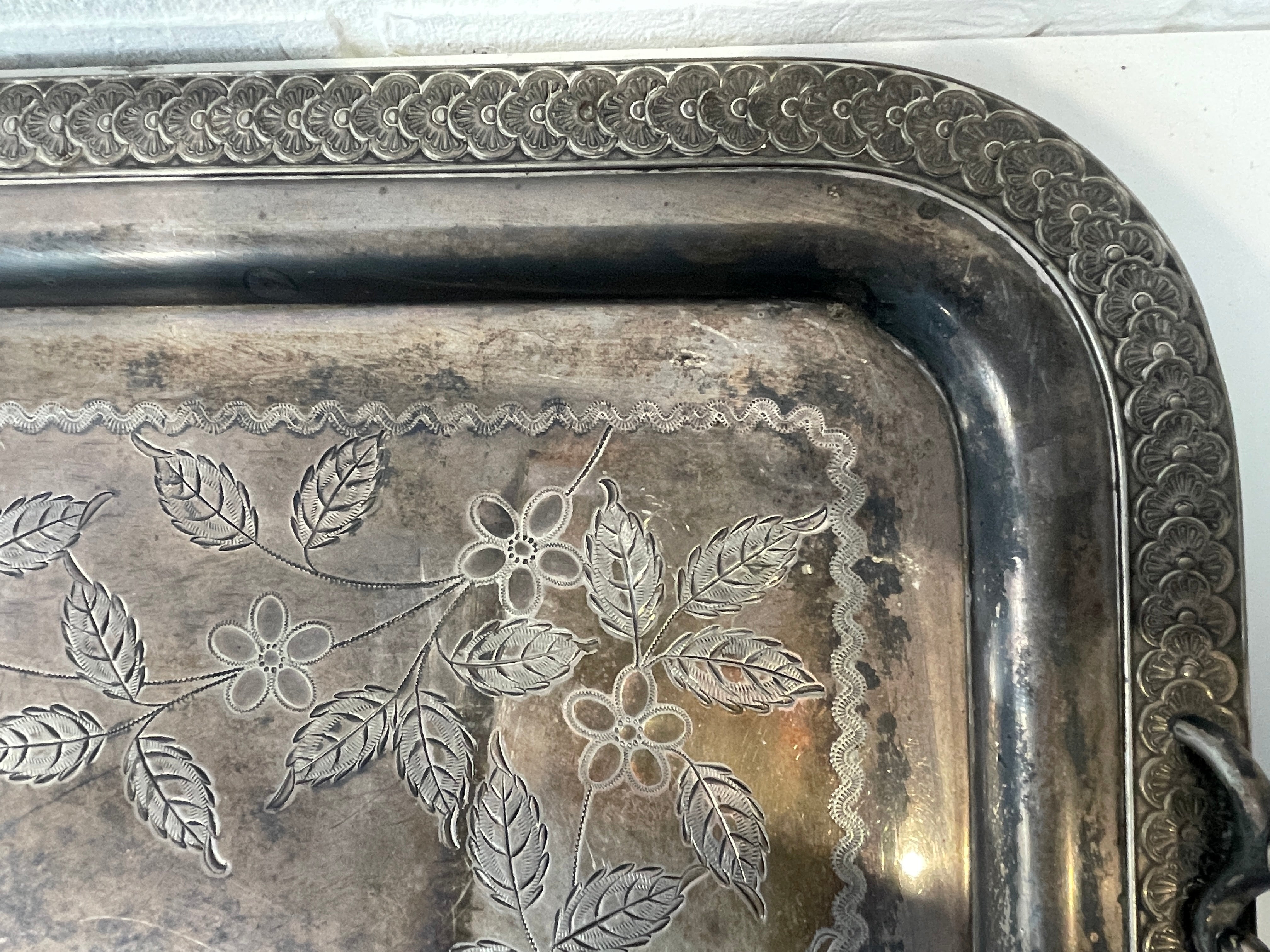 Plateau de service antique en métal argenté de la Meriden B. Company – L39/20