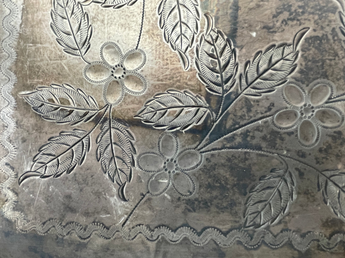 Plateau de service antique en métal argenté de la Meriden B. Company – L39/20