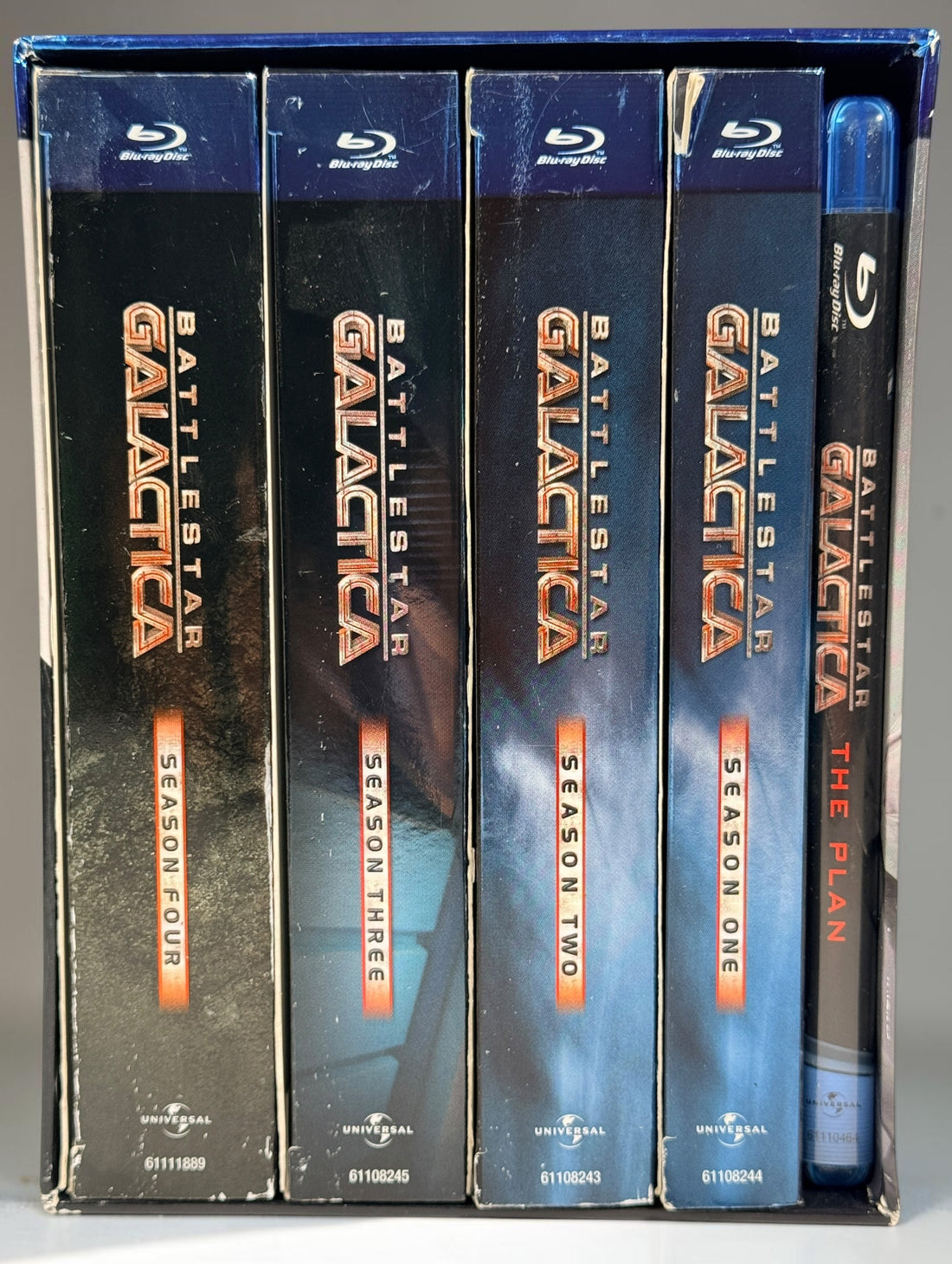 Complete Battlestar Galactica Blu-ray box set including Seasons 1–4 and The Plan. Original collector edition with slipcase. Tested and fully functional.