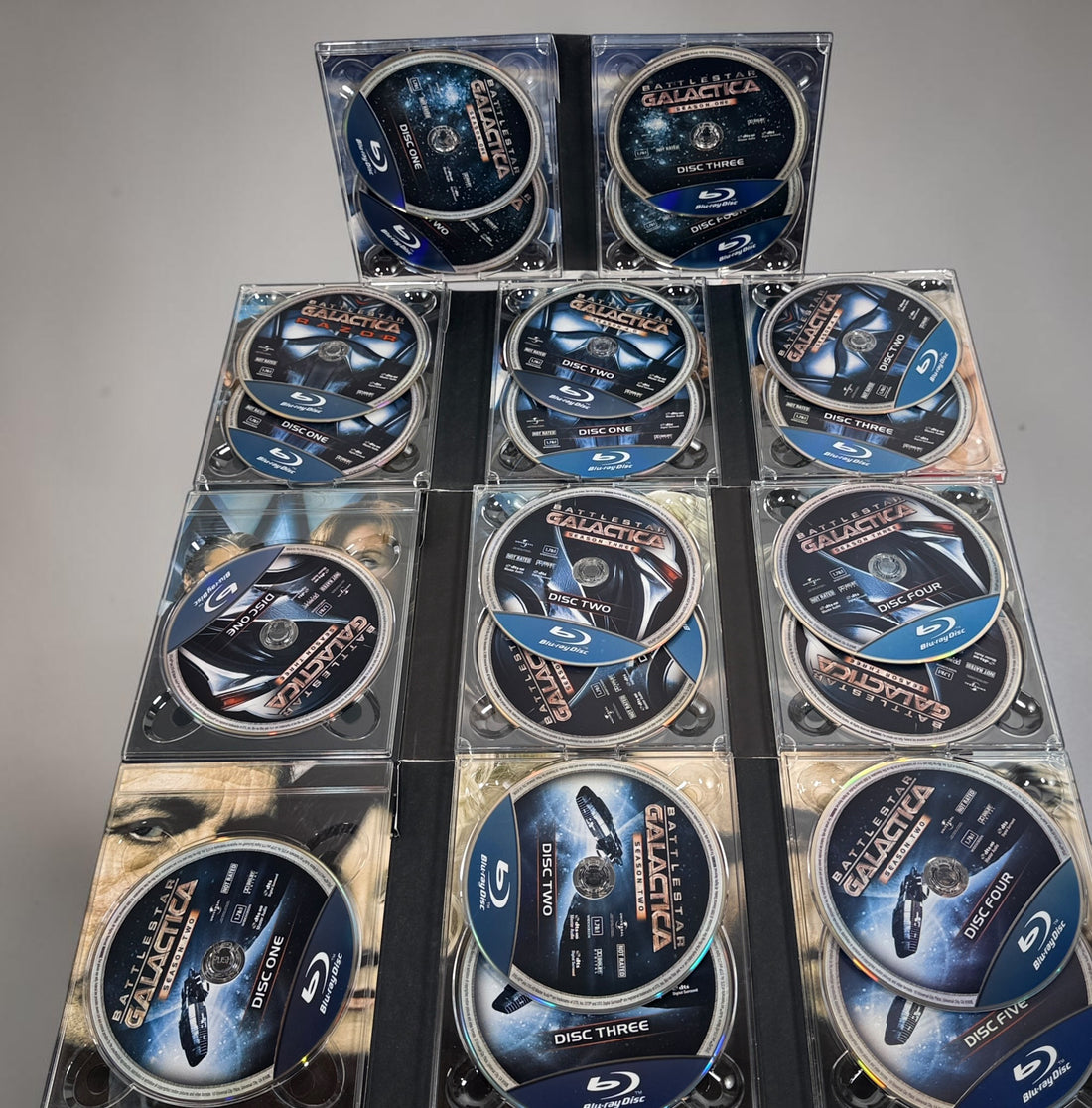 Complete Battlestar Galactica Blu-ray box set including Seasons 1–4 and The Plan. Original collector edition with slipcase. Tested and fully functional.