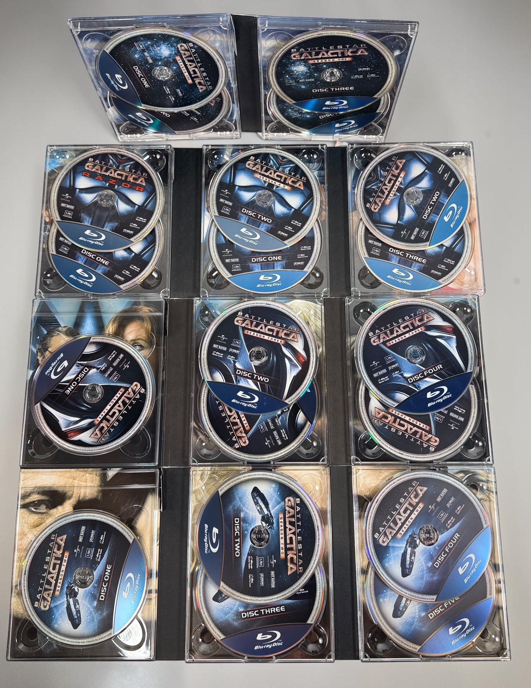 Complete Battlestar Galactica Blu-ray box set including Seasons 1–4 and The Plan. Original collector edition with slipcase. Tested and fully functional.