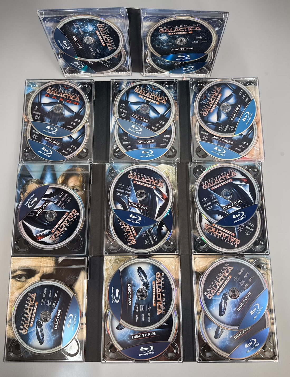 Complete Battlestar Galactica Blu-ray box set including Seasons 1–4 and The Plan. Original collector edition with slipcase. Tested and fully functional.