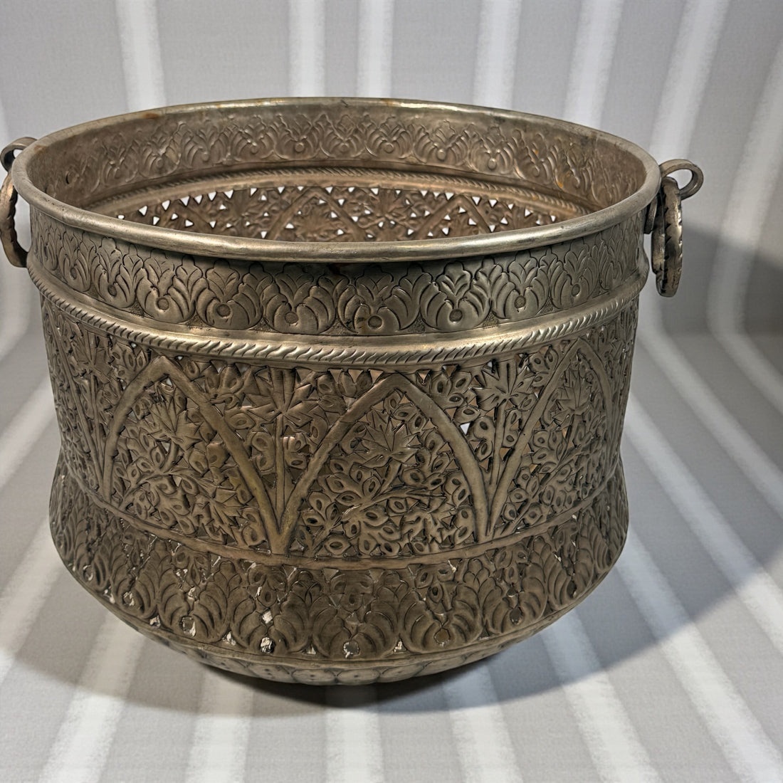 Hand-pierced mid-century Indian brass planter with warm patina and a minor dent. Decorative, collectible, and priced accordingly. Eco Depot Montreal.