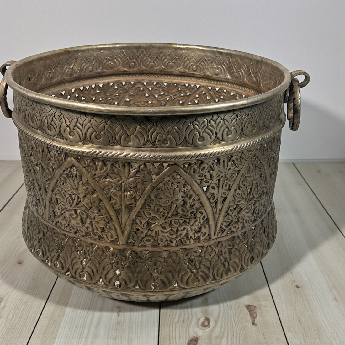 Hand-pierced mid-century Indian brass planter with warm patina and a minor dent. Decorative, collectible, and priced accordingly. Eco Depot Montreal.