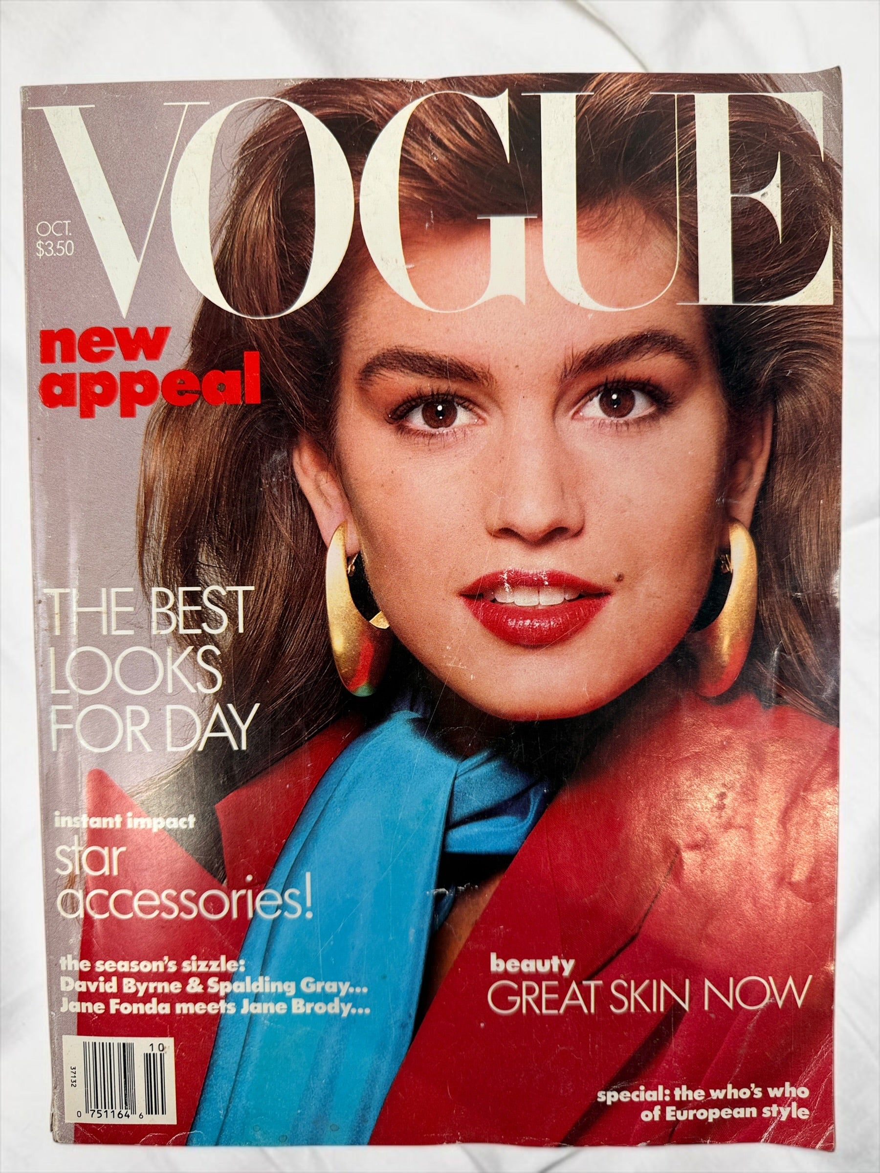 Vintage Vogue October 1986 featuring Cindy Crawford by Richard Avedon, with iconic 1980s fashion, supermodels and photography. Collector issue.
