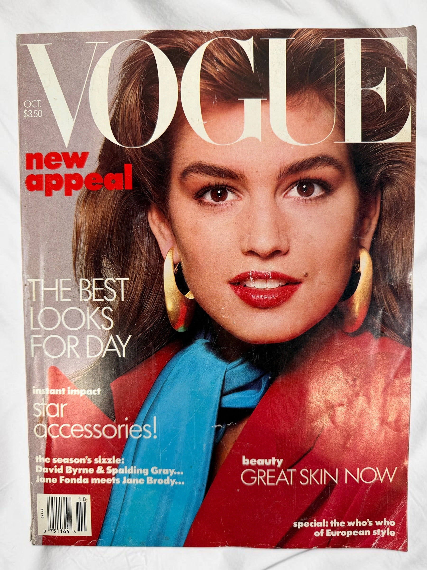 Vintage Vogue October 1986 featuring Cindy Crawford by Richard Avedon, with iconic 1980s fashion, supermodels and photography. Collector issue.