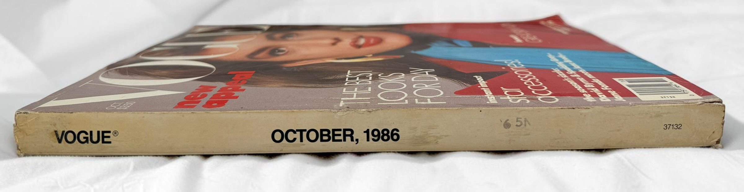 Vintage Vogue October 1986 featuring Cindy Crawford by Richard Avedon, with iconic 1980s fashion, supermodels and photography. Collector issue.