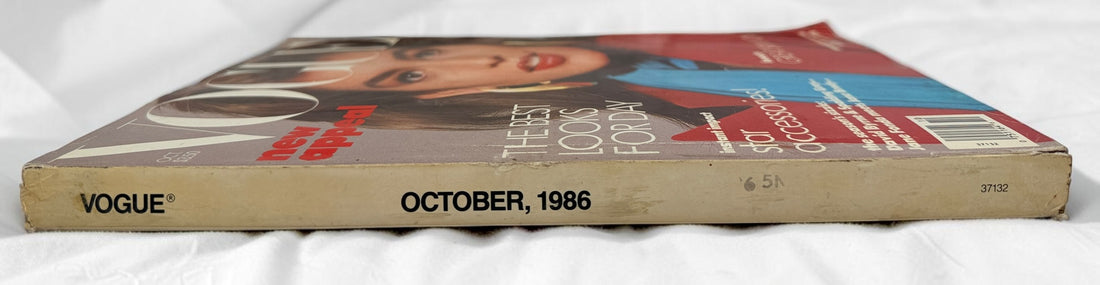 Vintage Vogue October 1986 featuring Cindy Crawford by Richard Avedon, with iconic 1980s fashion, supermodels and photography. Collector issue.