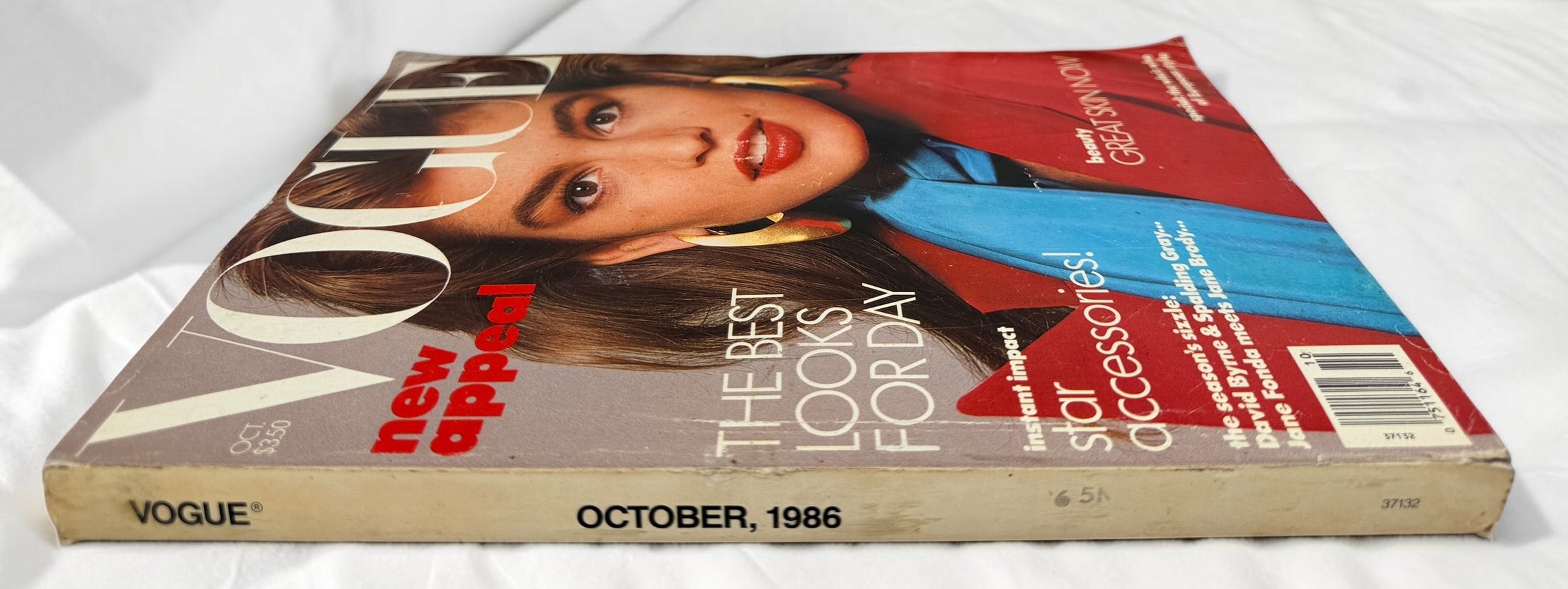 Vintage Vogue October 1986 featuring Cindy Crawford by Richard Avedon, with iconic 1980s fashion, supermodels and photography. Collector issue.