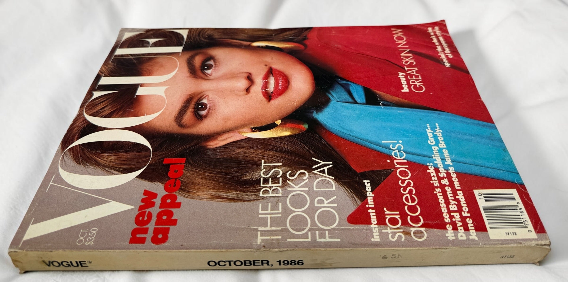 Vintage Vogue October 1986 featuring Cindy Crawford by Richard Avedon, with iconic 1980s fashion, supermodels and photography. Collector issue.