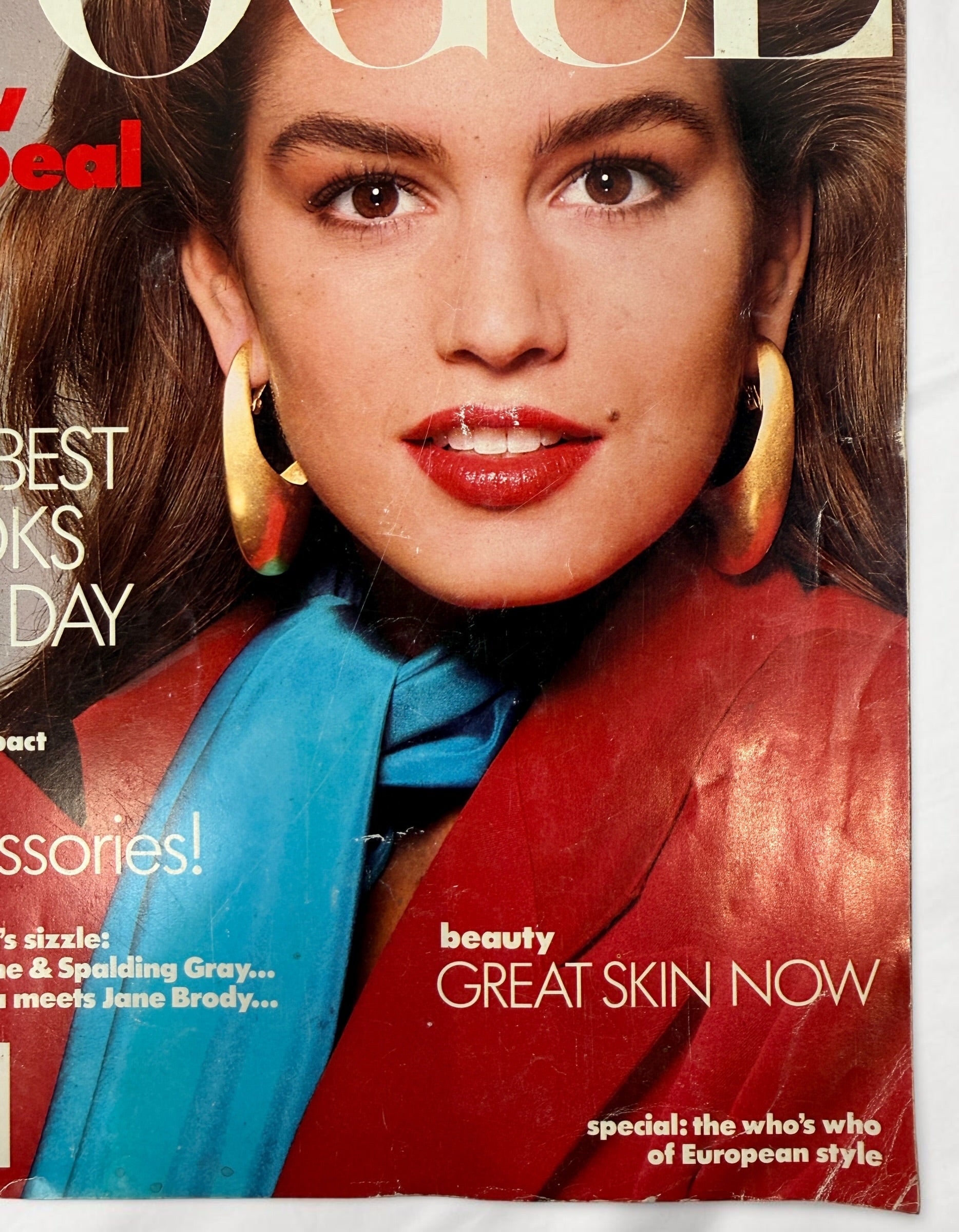 Vintage Vogue October 1986 featuring Cindy Crawford by Richard Avedon, with iconic 1980s fashion, supermodels and photography. Collector issue.