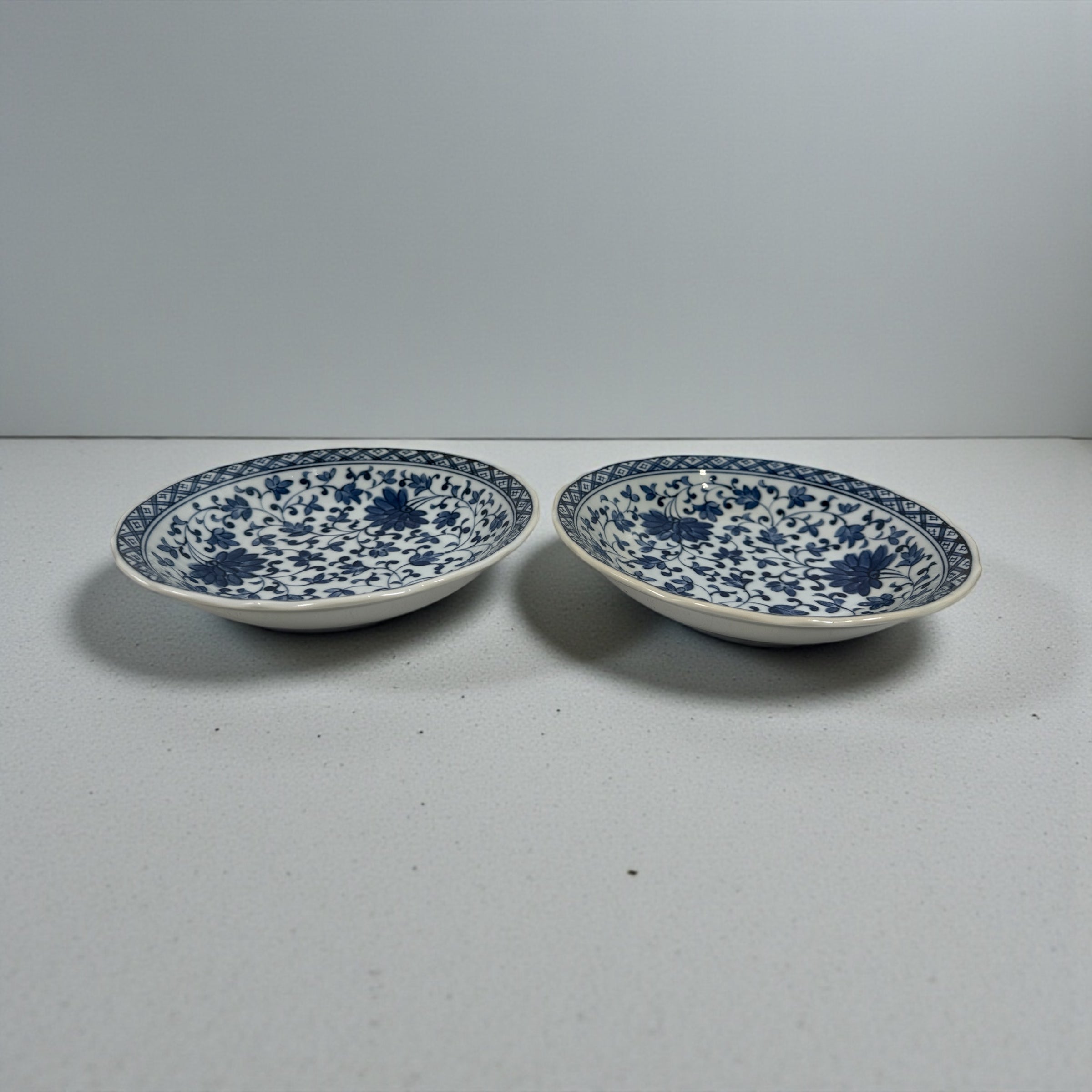 Vintage mid-century Arita blue and white porcelain bowls with scalloped rims and floral design. Elegant Japanese décor or serving pieces. Shop Eco Depot Montreal