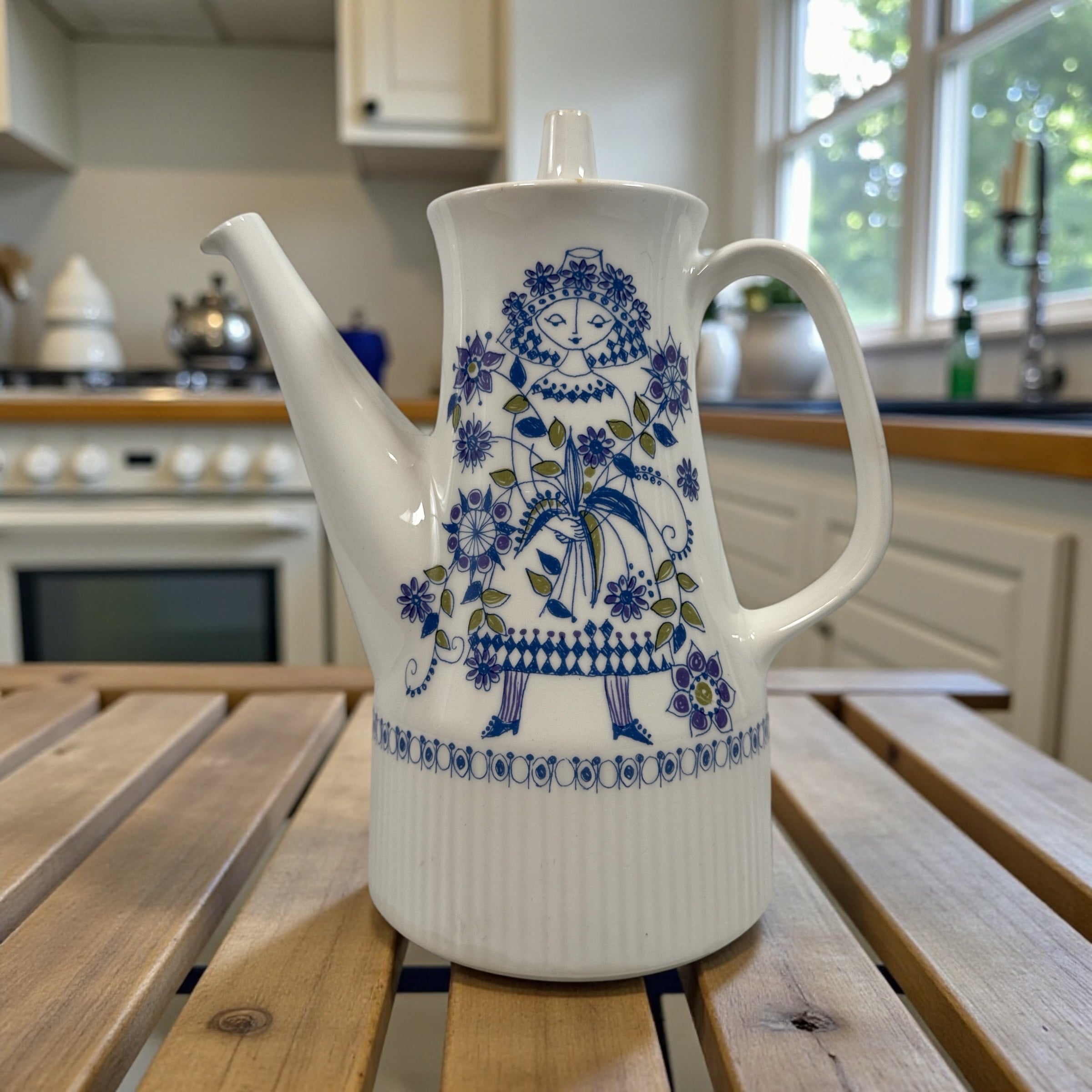 Hand-painted Lotte Finland coffee pot with blue folk art motif, 8¼” tall. Vintage Scandinavian ceramic in excellent condition. Collectible kitchen decor.