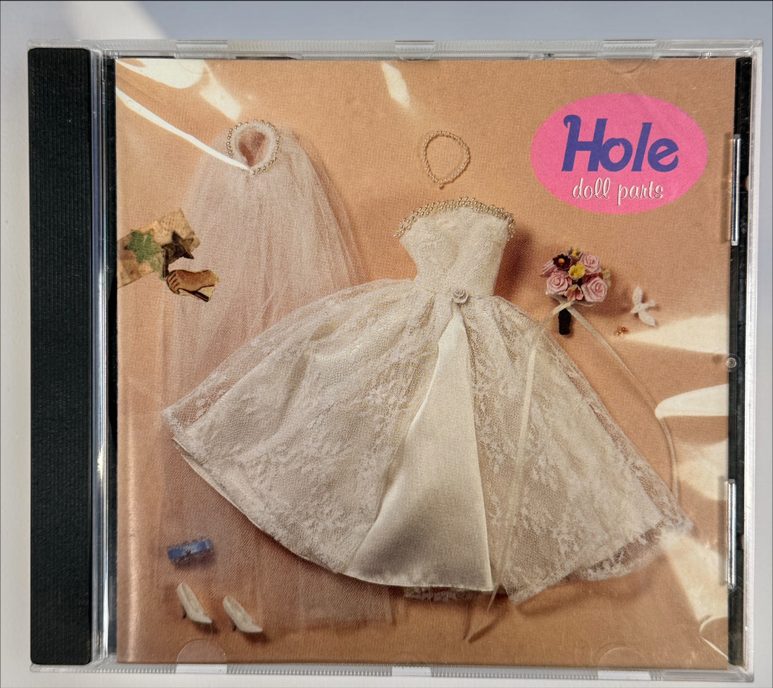 Original 1995 UK Geffen CD single of Hole’s Doll Parts, featuring three exclusive live tracks. Tested, complete, and an essential collectible for fans of 1990s alternative rock.