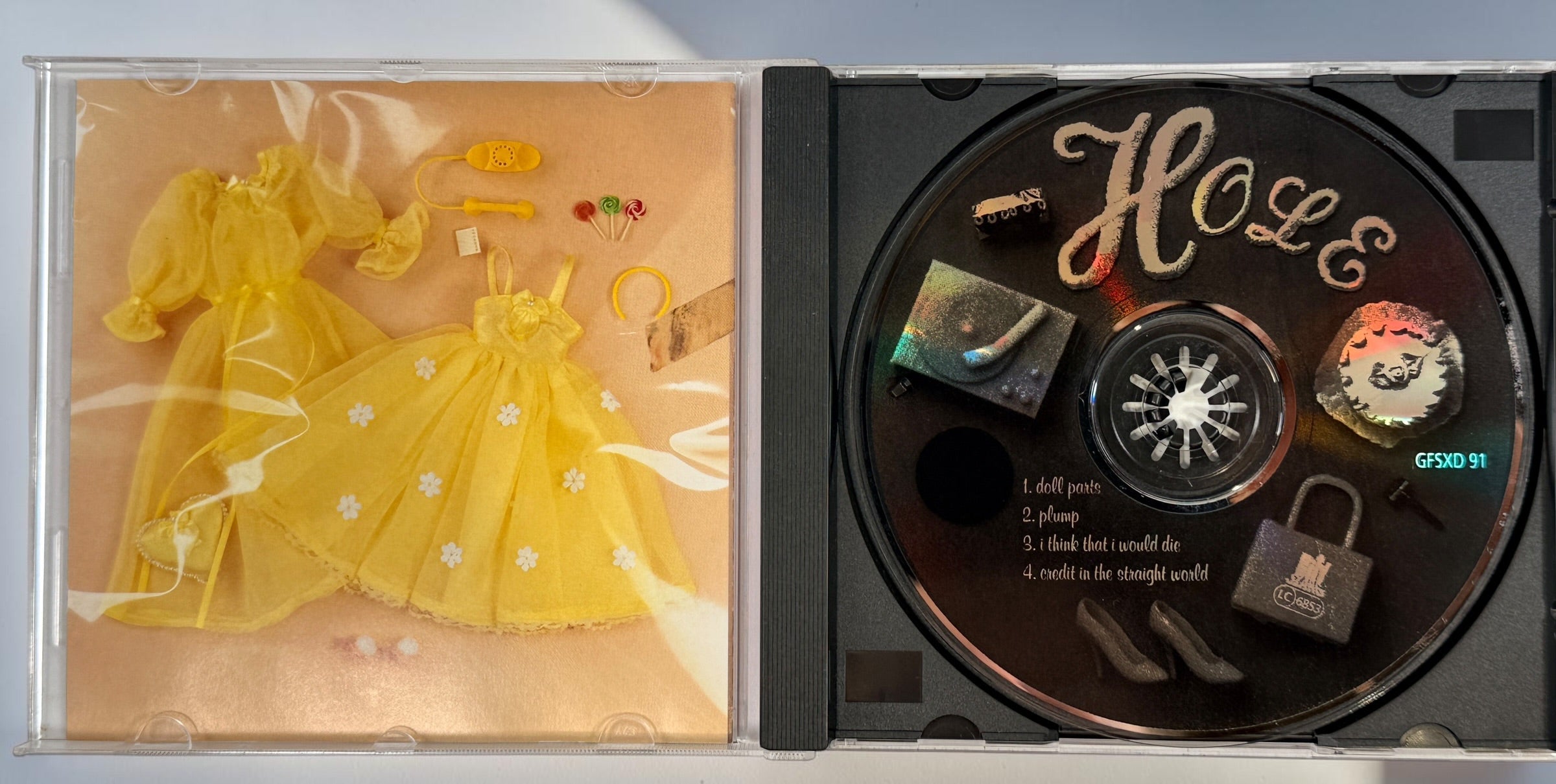 Original 1995 UK Geffen CD single of Hole’s Doll Parts, featuring three exclusive live tracks. Tested, complete, and an essential collectible for fans of 1990s alternative rock.