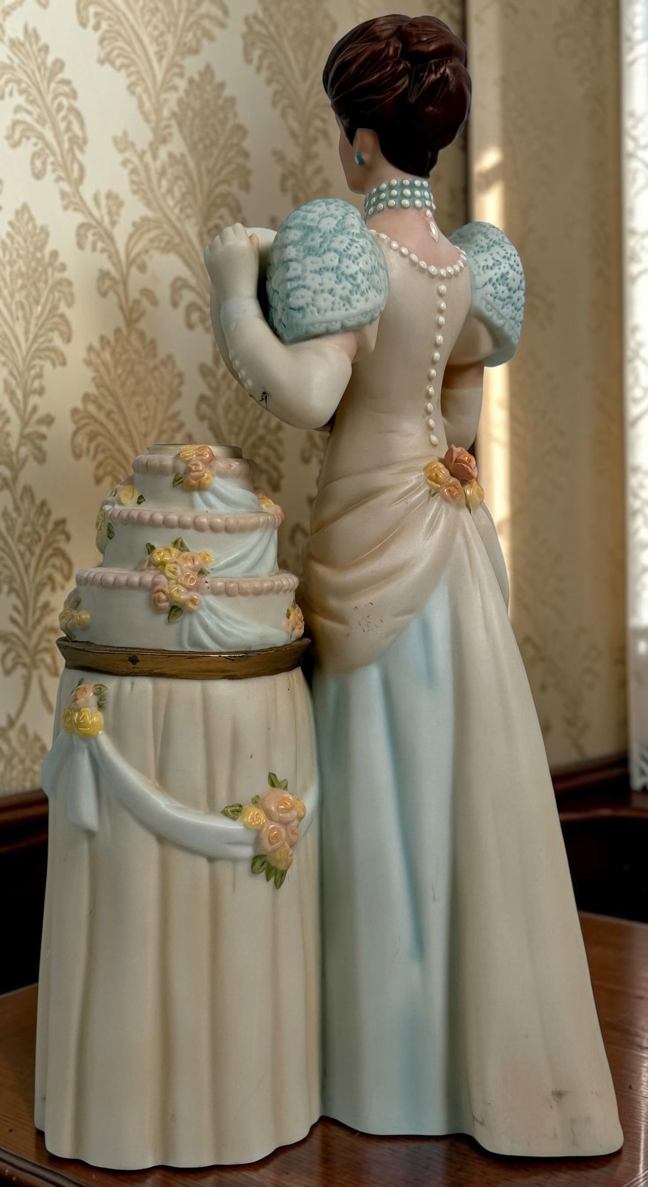 Avon Canada President’s Club 40th Anniversary commemorative figurine from 2007–2008 featuring an elegant lady and floral wedding cake display.