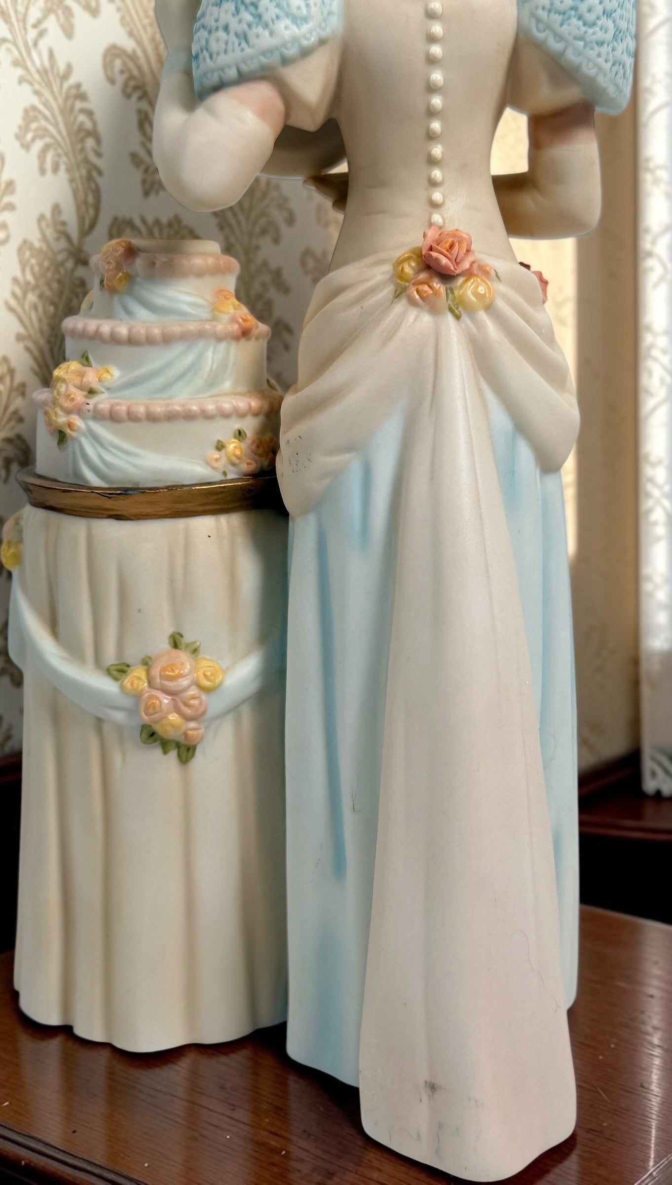 Avon Canada President’s Club 40th Anniversary commemorative figurine from 2007–2008 featuring an elegant lady and floral wedding cake display.