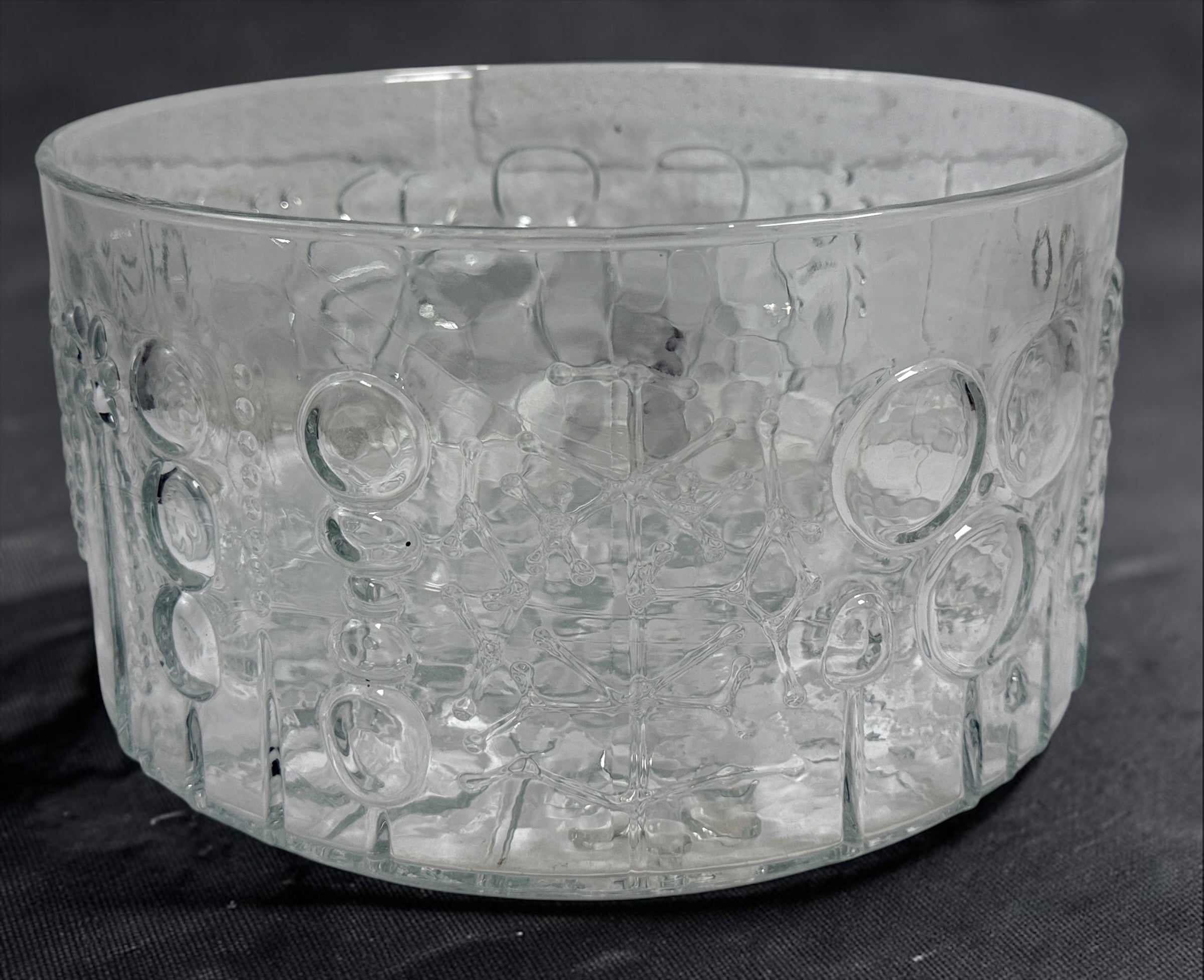 Vintage Iittala Flora centerpiece bowl designed by Oiva Toikka for Nuutajärvi, Finland. Large 9.5-inch clear pressed glass bowl with iconic botanical motifs from the 1960s.
