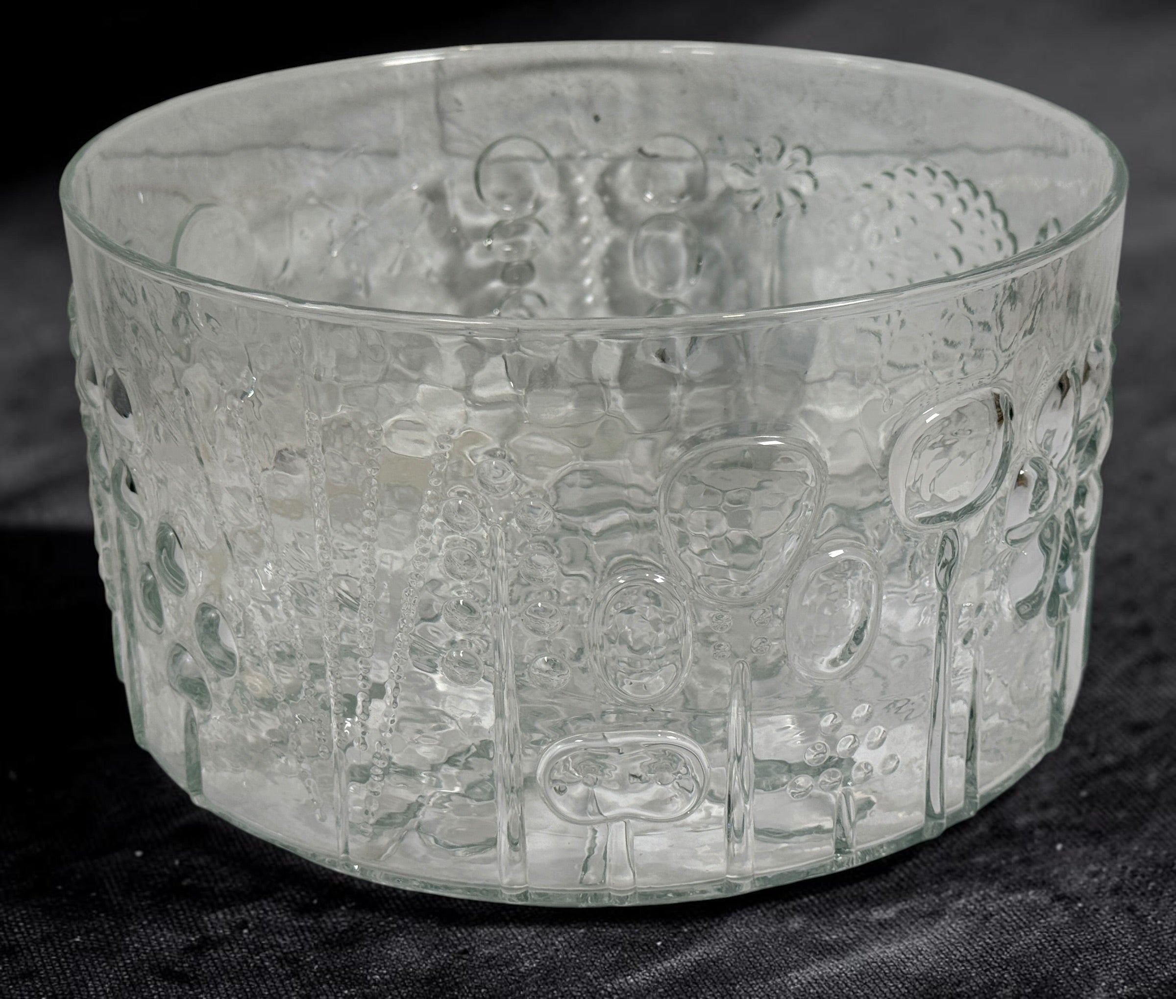 Vintage Iittala Flora centerpiece bowl designed by Oiva Toikka for Nuutajärvi, Finland. Large 9.5-inch clear pressed glass bowl with iconic botanical motifs from the 1960s.