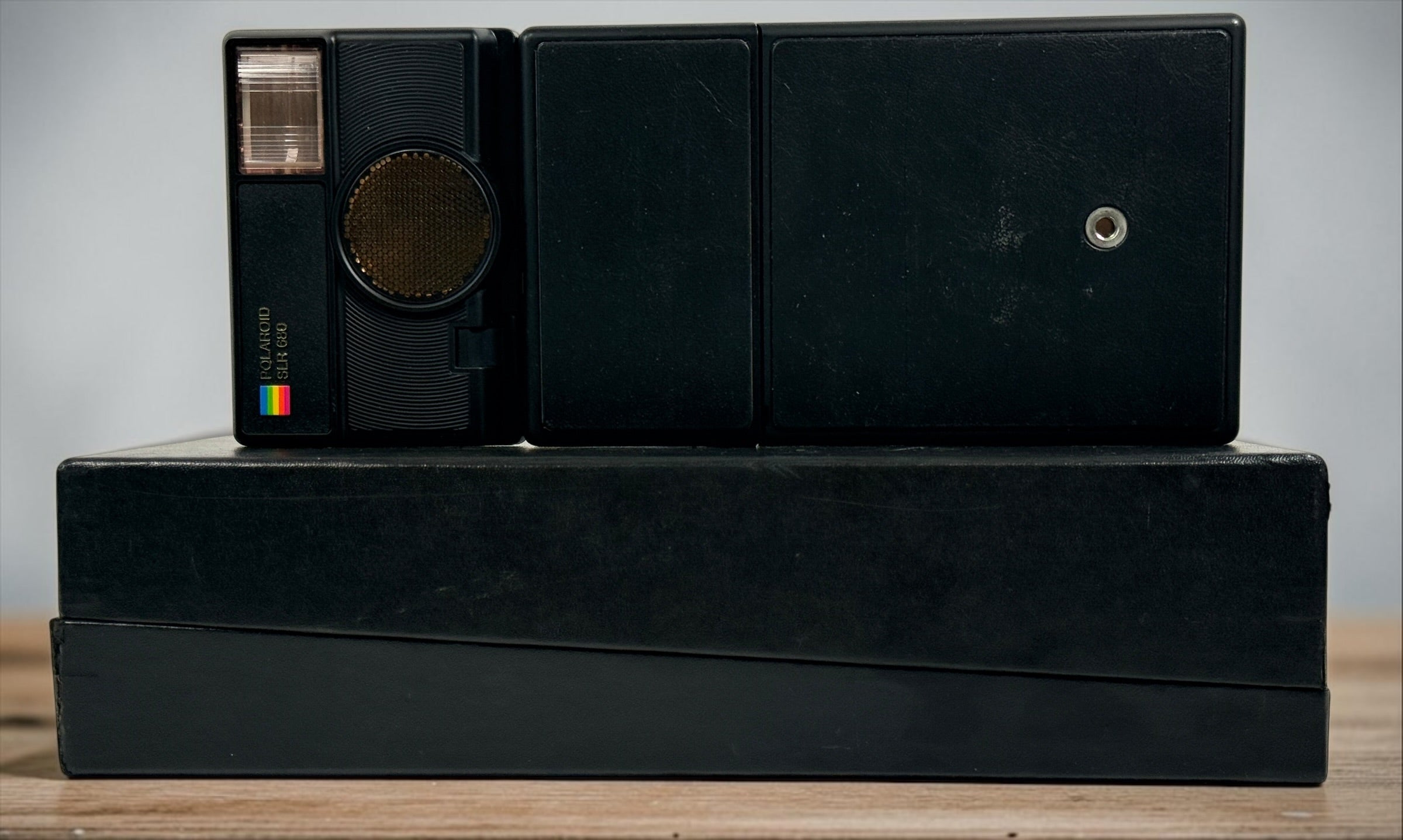 Vintage Polaroid SLR 680 autofocus instant camera with original box. Untested and sold as-is for repair, restoration, or display. Compatible with 600 film.&nbsp;&nbsp;