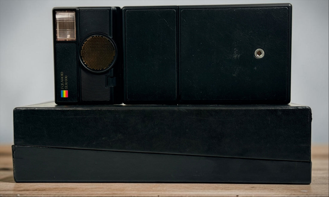 Vintage Polaroid SLR 680 autofocus instant camera with original box. Untested and sold as-is for repair, restoration, or display. Compatible with 600 film.&nbsp;&nbsp;