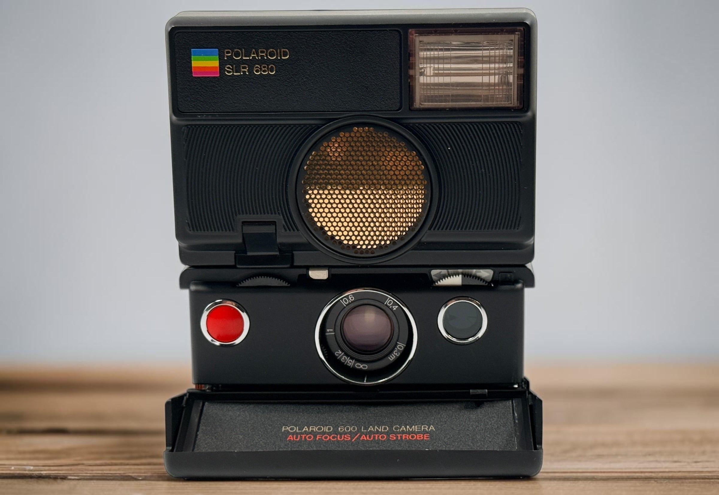 Vintage Polaroid SLR 680 autofocus instant camera with original box. Untested and sold as-is for repair, restoration, or display. Compatible with 600 film.&nbsp;&nbsp;