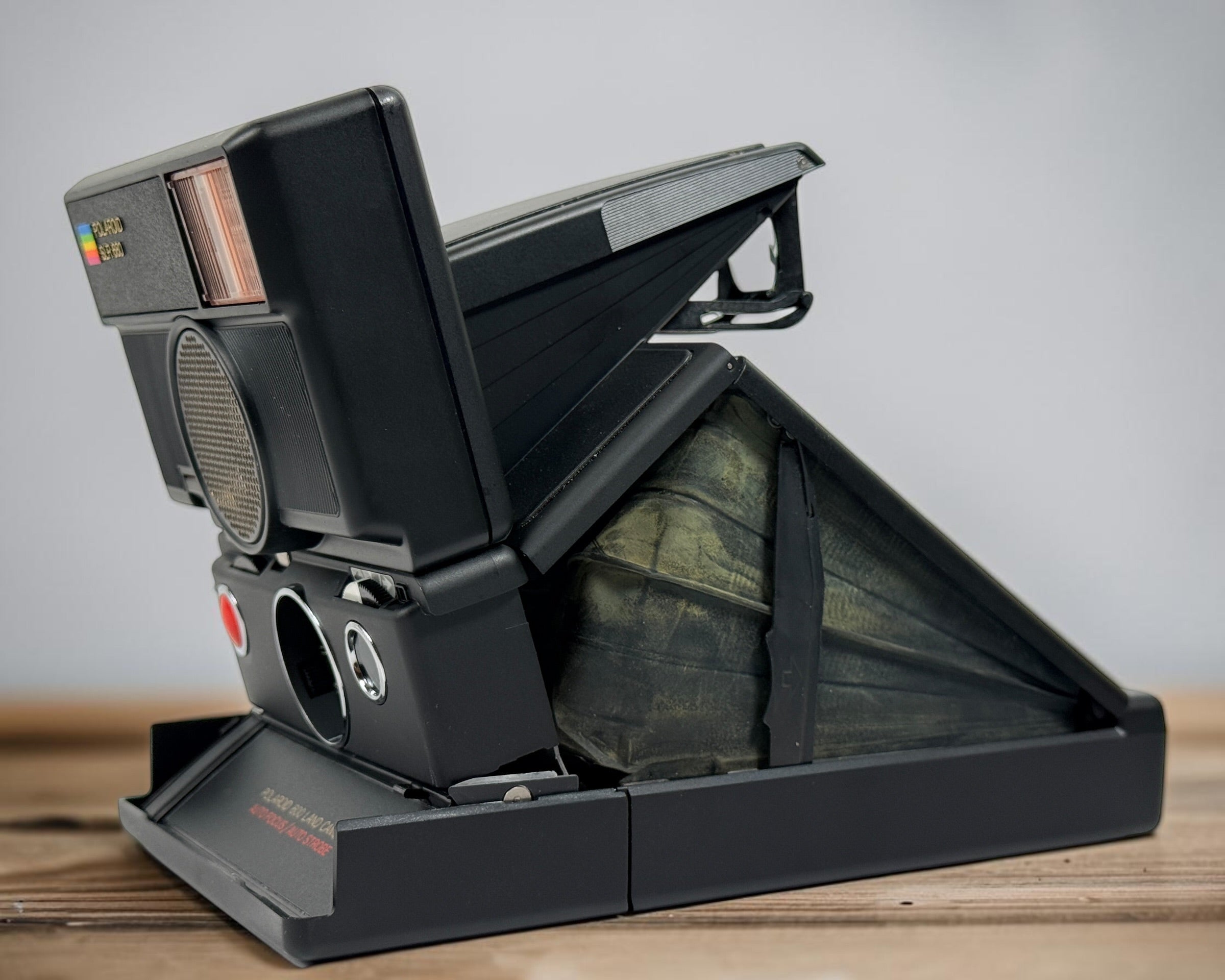 Vintage Polaroid SLR 680 autofocus instant camera with original box. Untested and sold as-is for repair, restoration, or display. Compatible with 600 film.&nbsp;&nbsp;