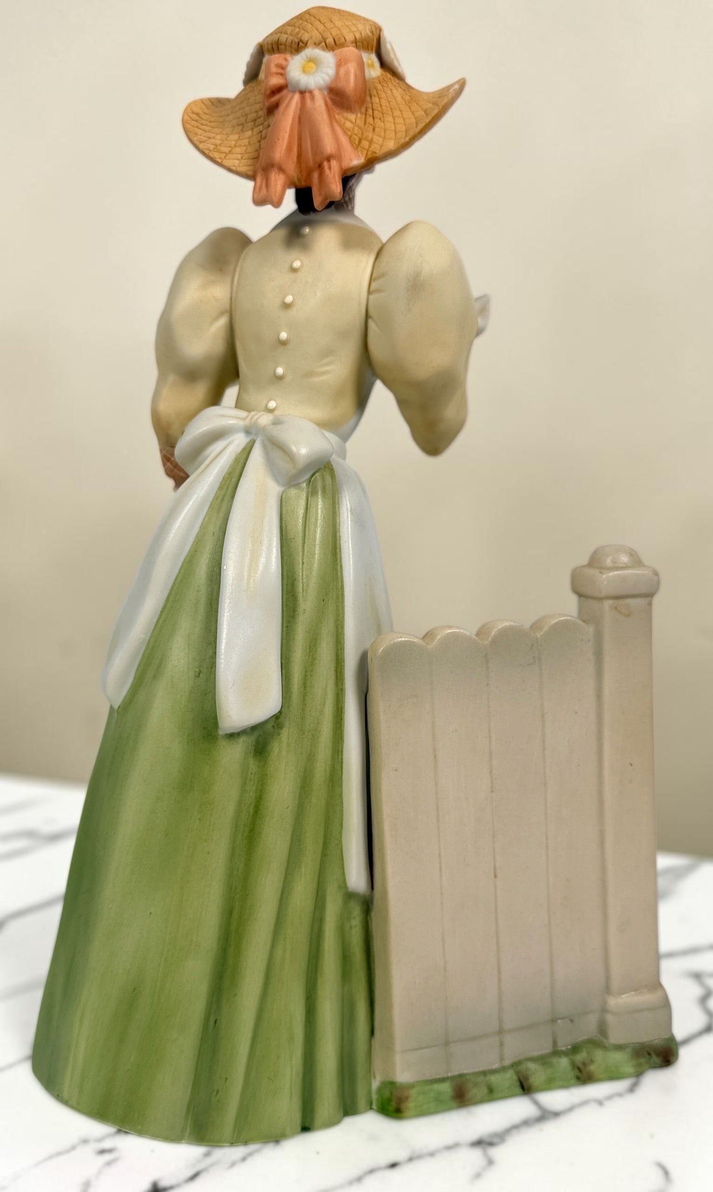 Vintage Avon Canada Mrs. Albee President’s Club 2008–2009 porcelain figurine featuring a detailed garden scene with flowers and watering can.