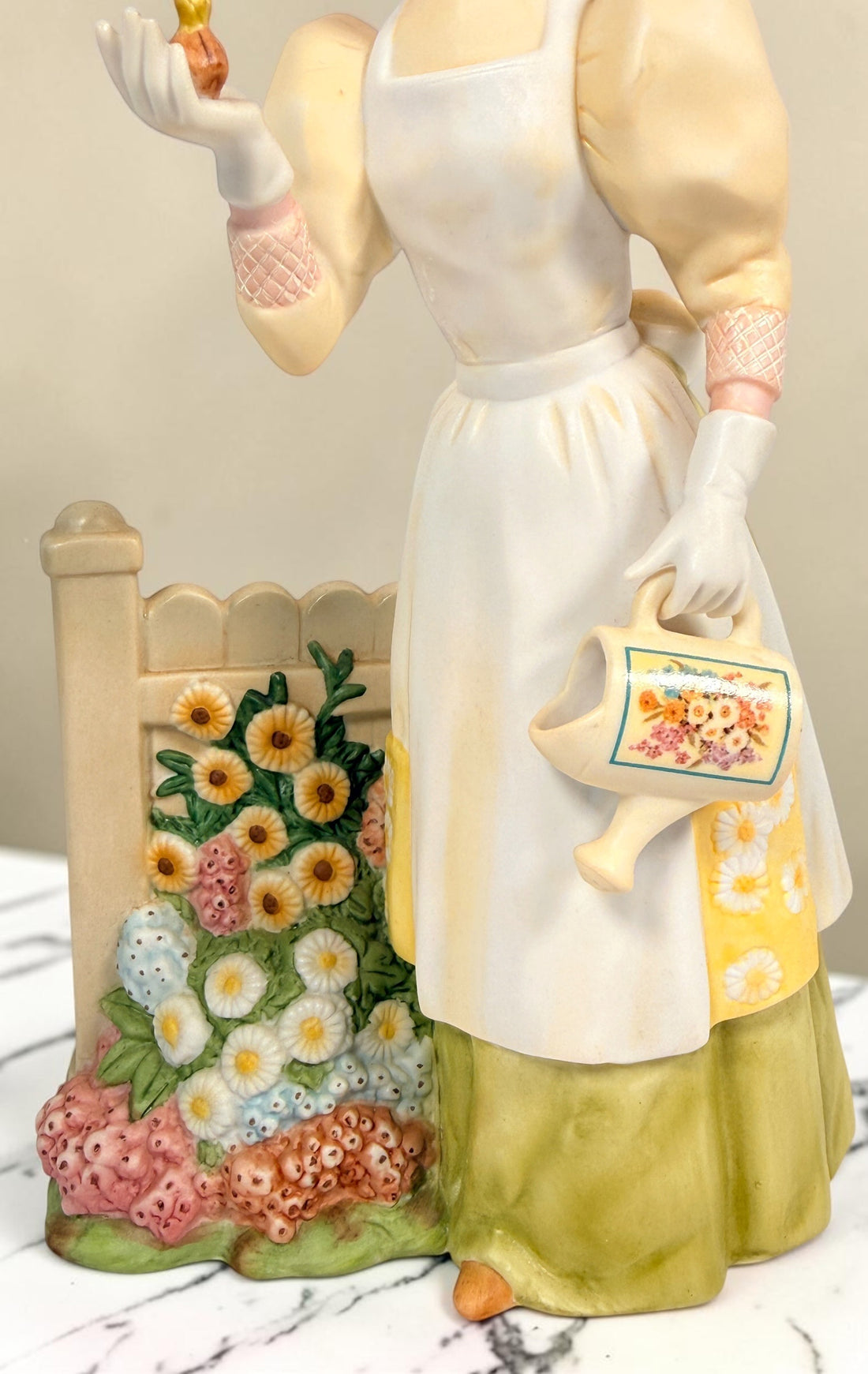 Vintage Avon Canada Mrs. Albee President’s Club 2008–2009 porcelain figurine featuring a detailed garden scene with flowers and watering can.