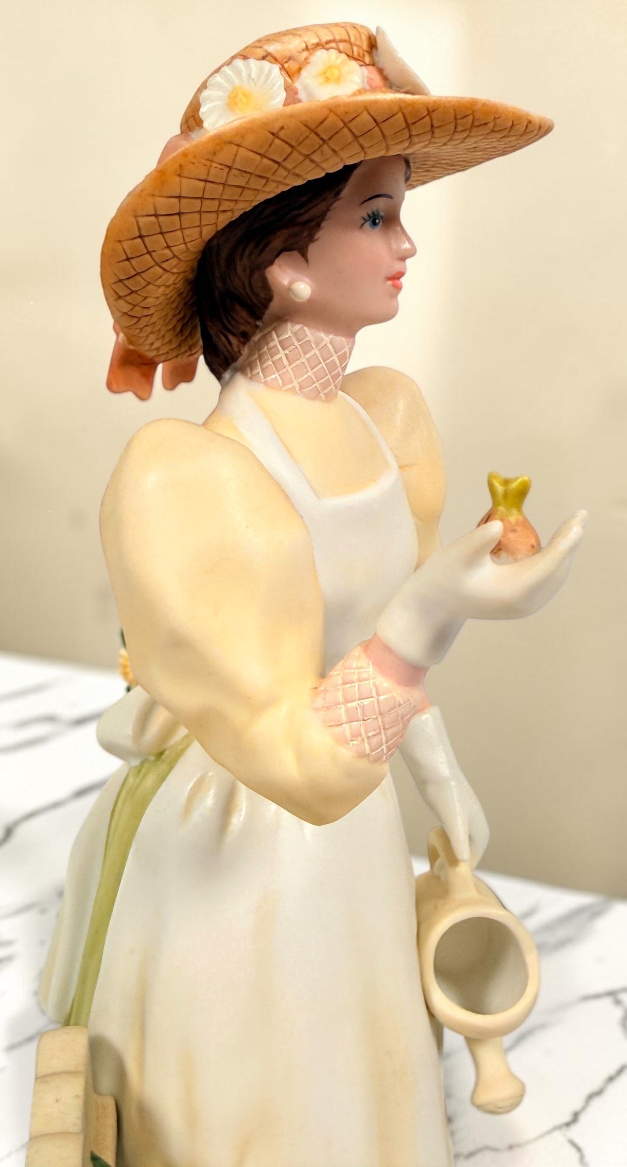 Vintage Avon Canada Mrs. Albee President’s Club 2008–2009 porcelain figurine featuring a detailed garden scene with flowers and watering can.