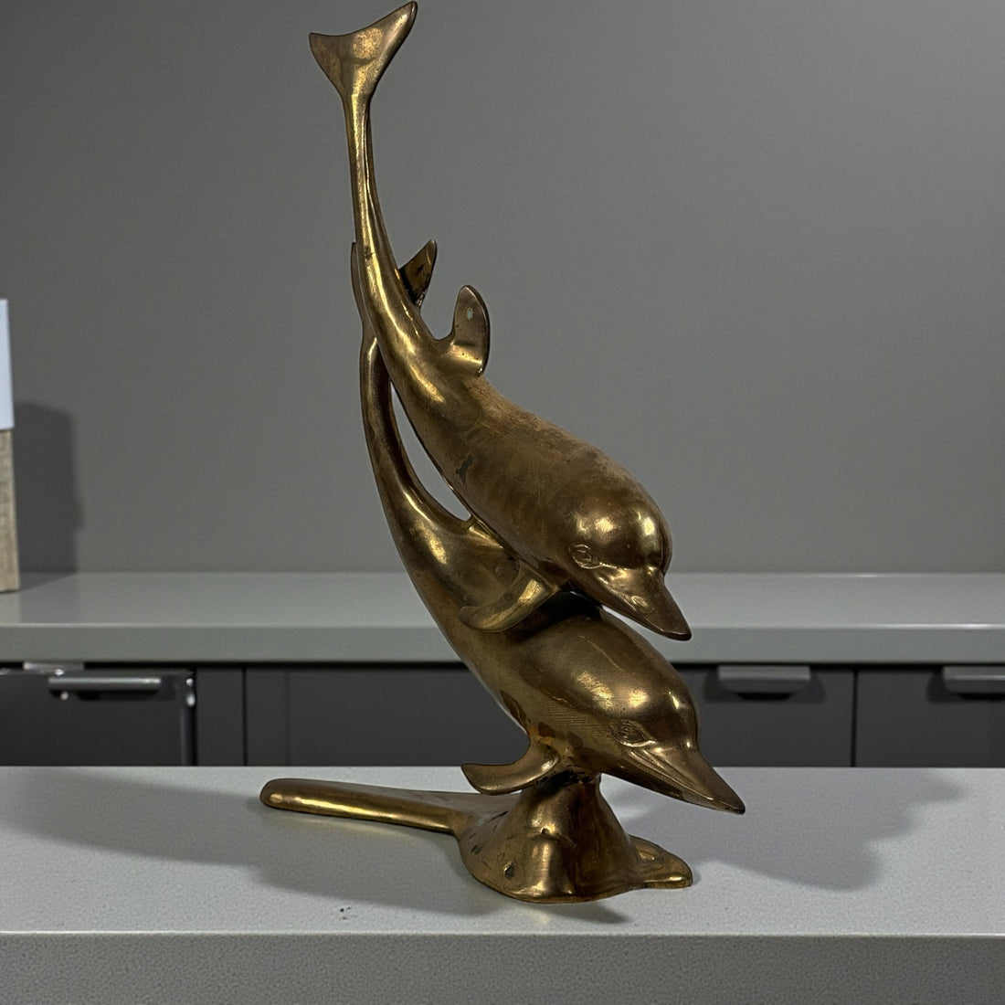 Sculpture de dauphin en laiton vintage, style Hollywood Regency, milieu du XXe siècle, 34 cm (13,5 pouces).