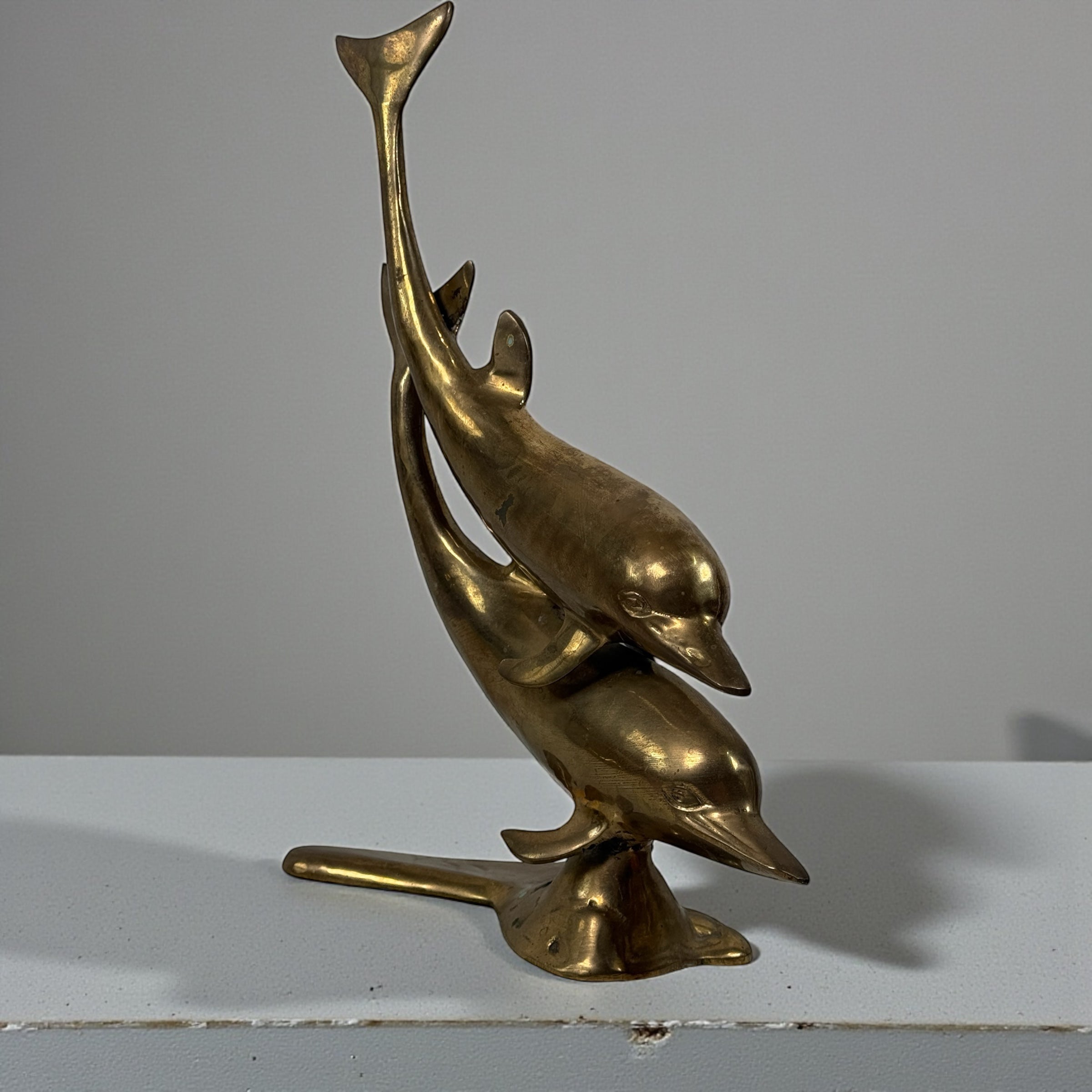 Sculpture de dauphin en laiton vintage, style Hollywood Regency, milieu du XXe siècle, 34 cm (13,5 pouces).