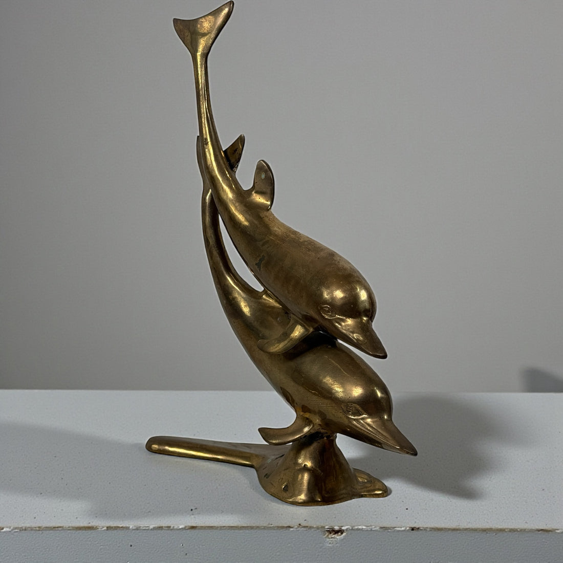 Sculpture de dauphin en laiton vintage, style Hollywood Regency, milieu du XXe siècle, 34 cm (13,5 pouces).