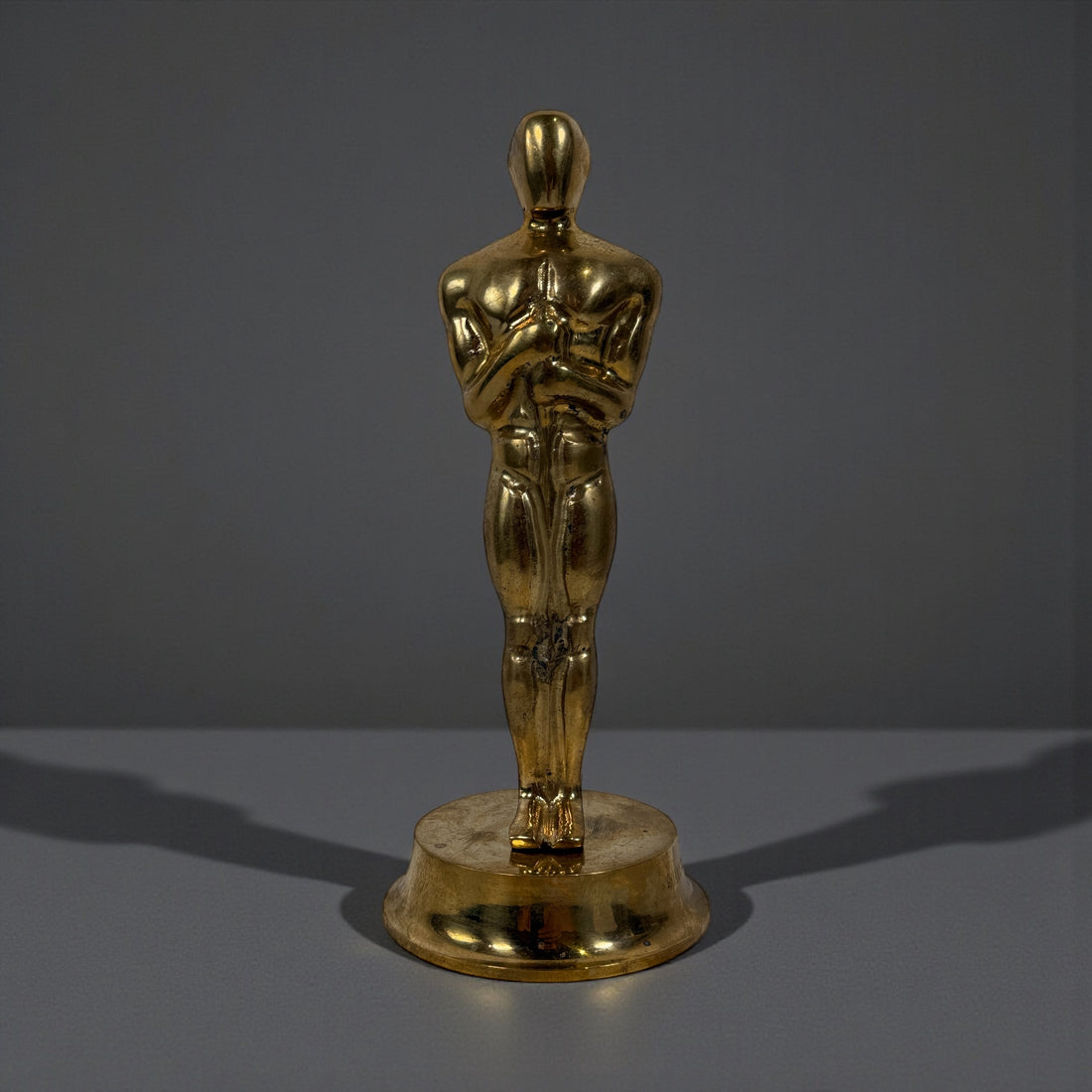 Vintage solid brass Oscar-style award statuette with engraved name. Ideal for display, props, themed events and awards season. Late 20th century.