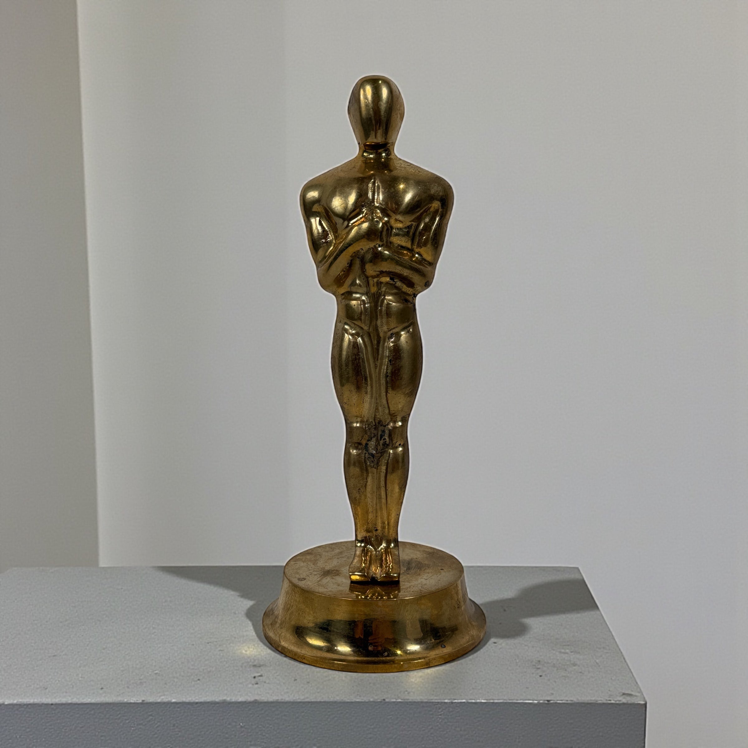 Vintage solid brass Oscar-style award statuette with engraved name. Ideal for display, props, themed events and awards season. Late 20th century.