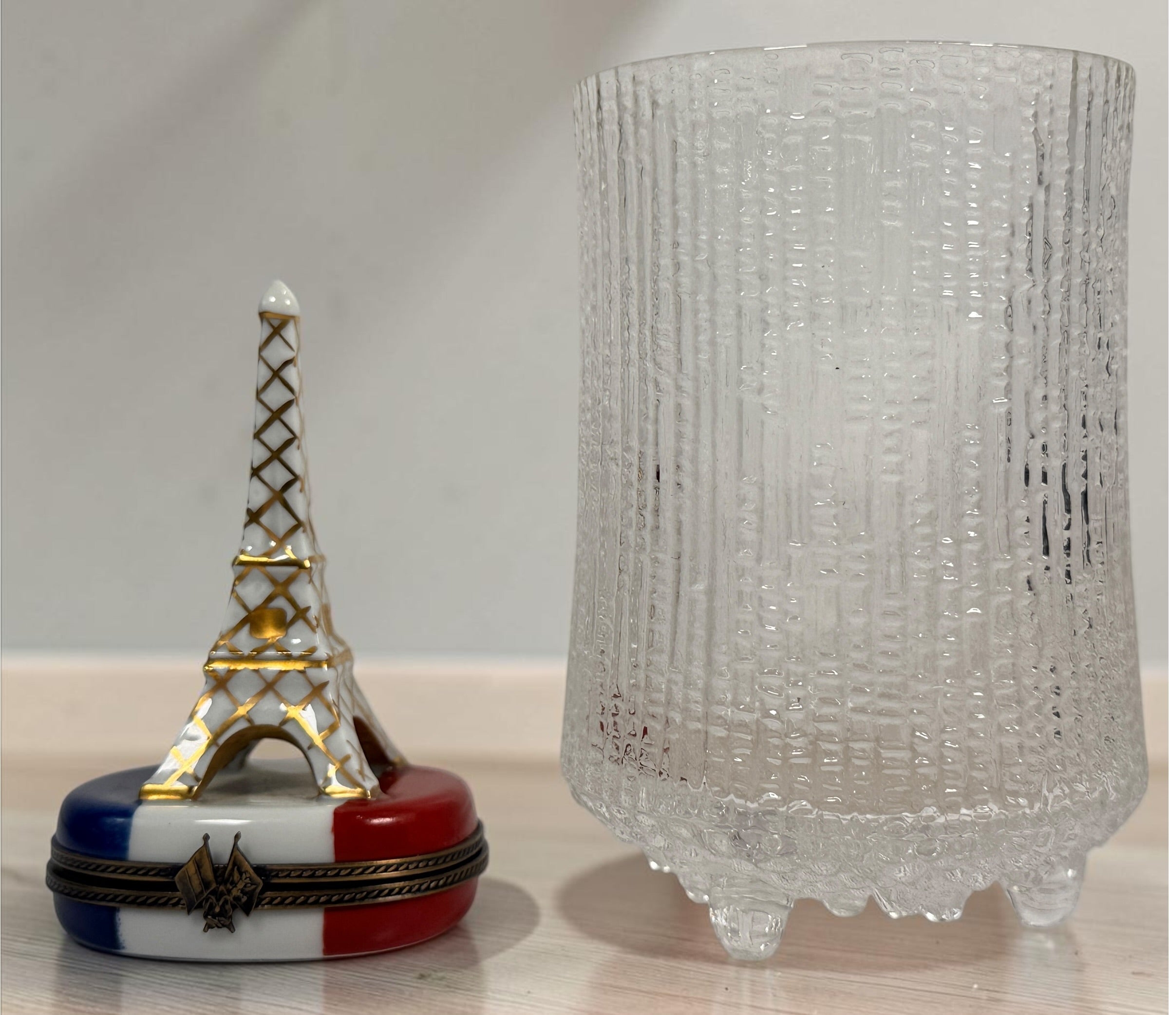 Hand-painted Limoges France Eiffel Tower porcelain trinket box with French tricolour design, gilt detailing and decorative flag clasp.