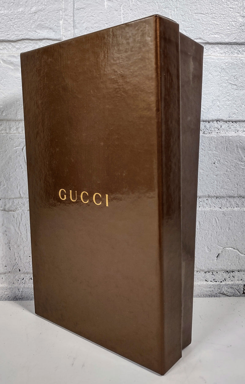 Boîte Gucci, avec pochette Dorothy ouverte 5,5" x 8,5" x 2 po.