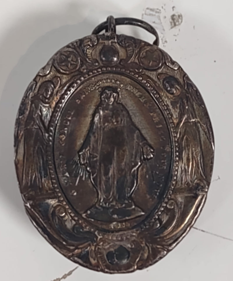 Médaillon reliquaire antique du XIXe siècle en argent