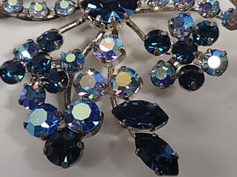 Broche 'Triade' en strass bleu, Aurora Borealis - Milieu du siècle -