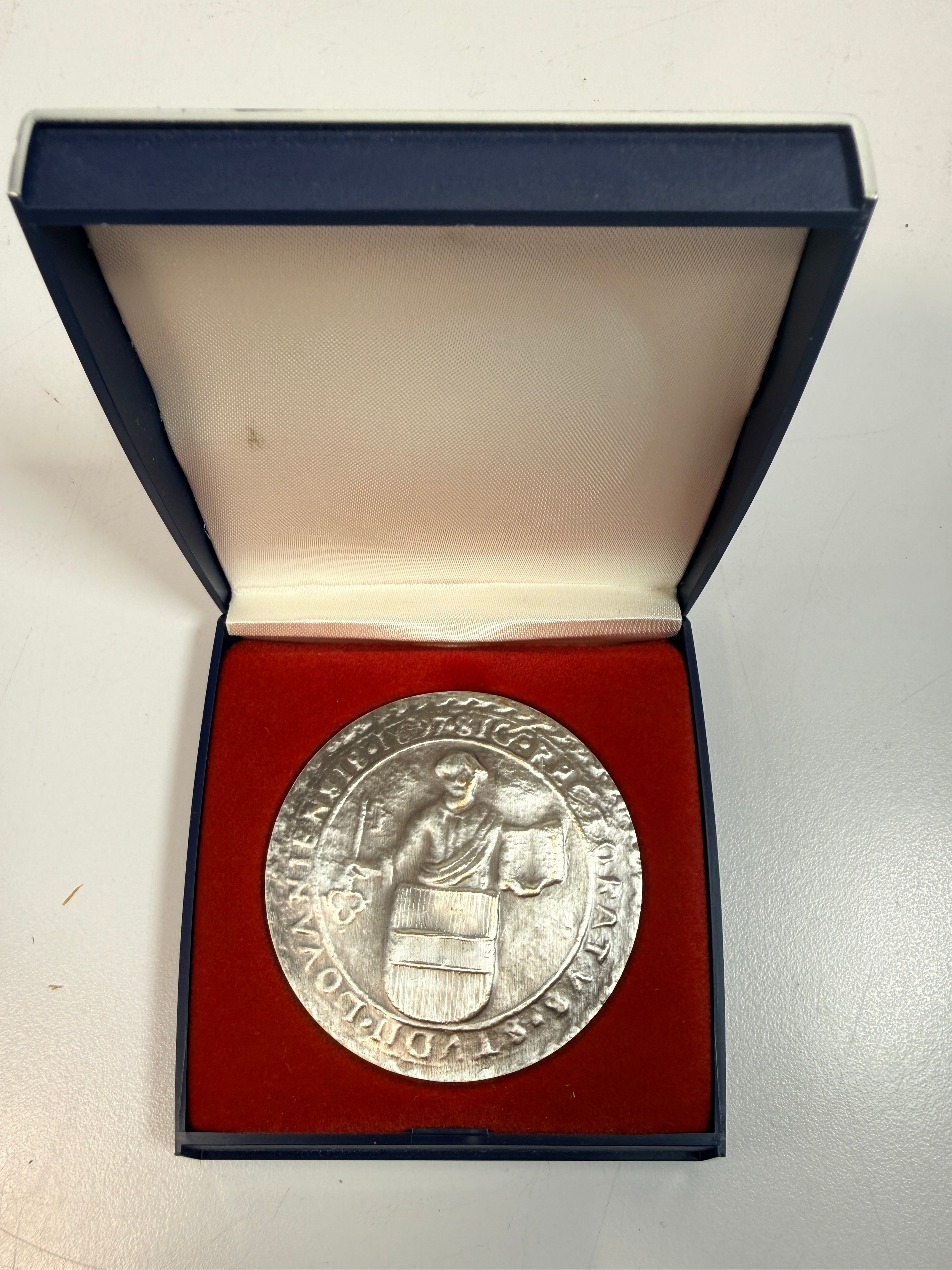 Discover a collectible Catholic University of Leuven 1425 commemorative medallion featuring historic university imagery and a fitted presentation case.
