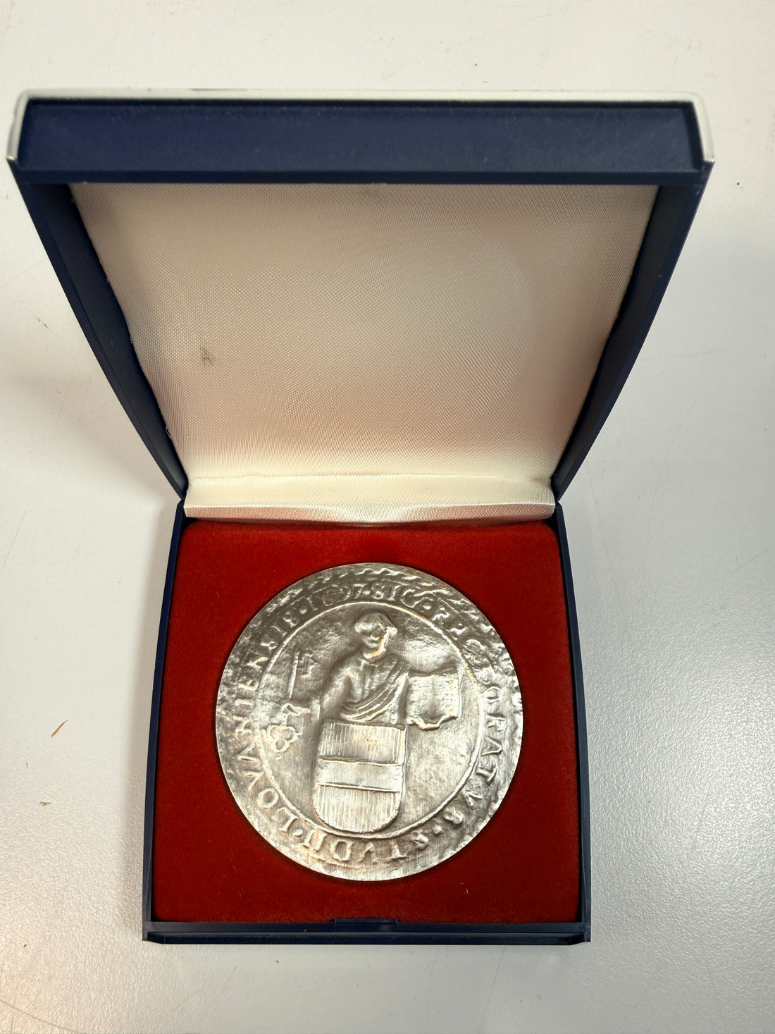 Discover a collectible Catholic University of Leuven 1425 commemorative medallion featuring historic university imagery and a fitted presentation case.