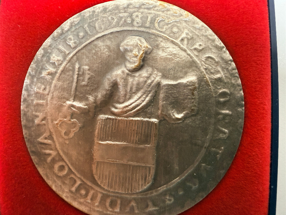 Discover a collectible Catholic University of Leuven 1425 commemorative medallion featuring historic university imagery and a fitted presentation case.